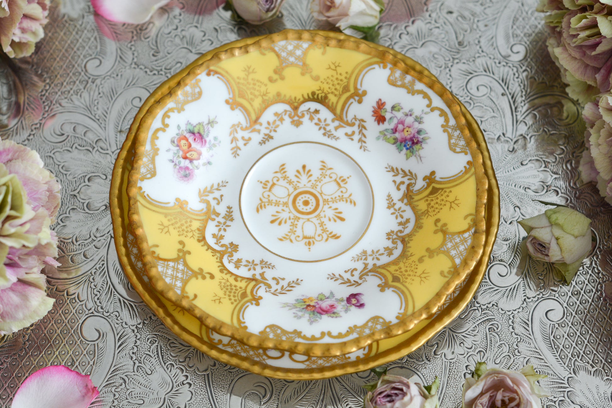 コールポートの人気シリーズ、バットウィングシリーズ。レアカラーのイエローカラーのトリオです。イエローのバットウィングは、鮮やかなイエローカラーが美しく、とても華やかな印象です。最近はバットウィングシリーズは探すことがより困難になっております。残念ながらカップにヒビが入っている為に観賞用となっております。(水漏れしたり、カップ自体が割れてしまう可能性があるため、カップに紅茶などを入れることは難しいです)ソーサーとサイドプレートはとても良い状態です。カップにヒビはあるものの観賞用としては大変美しく、貴重なお品です。ぜひコレクションとしてこのカップをお楽しみください。