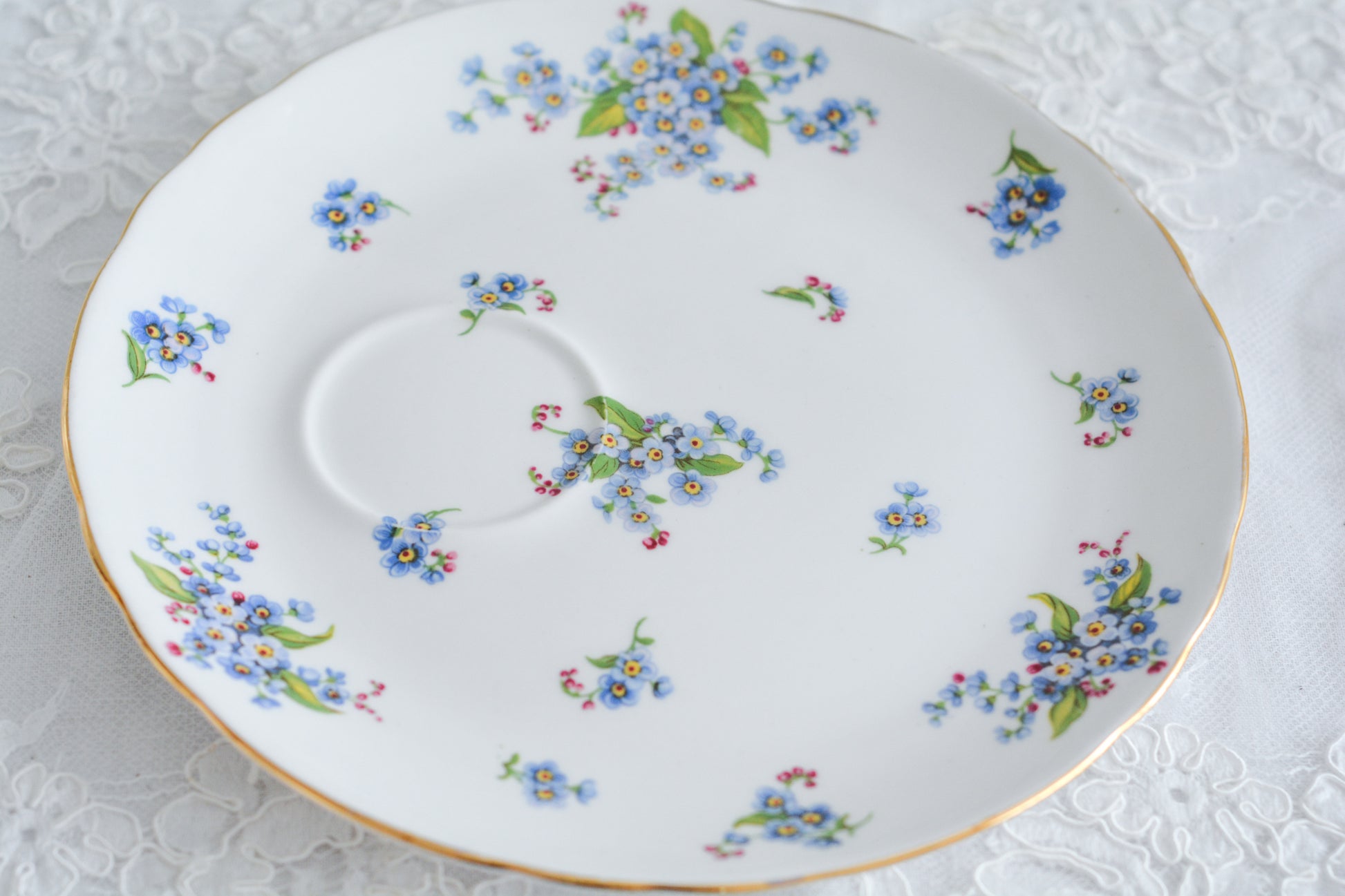 タスカンの勿忘草が大変可愛らしいテニスセットです。勿忘草がモチーフのヴィンテージ食器は色々なメーカーで作られています。このタスカンのトリオの勿忘草はとても優しい雰囲気ですね。テニスセットはソーサーがプレートと一体化している形のセットで、20世紀初め頃からスポーツ観戦時にビスケットなどのお菓子と紅茶を楽しむために作られました。主にテニスを観戦する際に重宝されたので、テニスセットと呼ばれるようになりました。気軽に紅茶とお菓子を楽しめる便利なセットです。