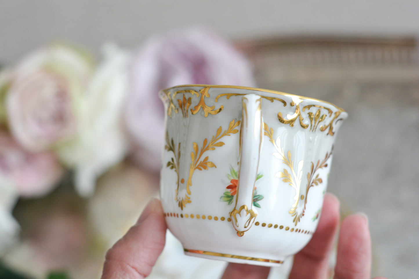 トゥルートリオは、ティーカップ、コーヒーカップ、ソーサーのセットで1800年代中頃まではトリオといえばトゥルートリオが主流でした。こちらはバックスタンプなどはないのですが、ソーサーの裏面にうっすらとMINTONと確認できます。美しいハンドペイントの絵付けはさすがミントン。ミントンの絵付けは繊細で優しいタッチですね。リングハンドルもエレガントです。とても状態の良いお品で、紅茶もコーヒーもお楽しみいただけます。素敵なティータイムをお過ごしください。