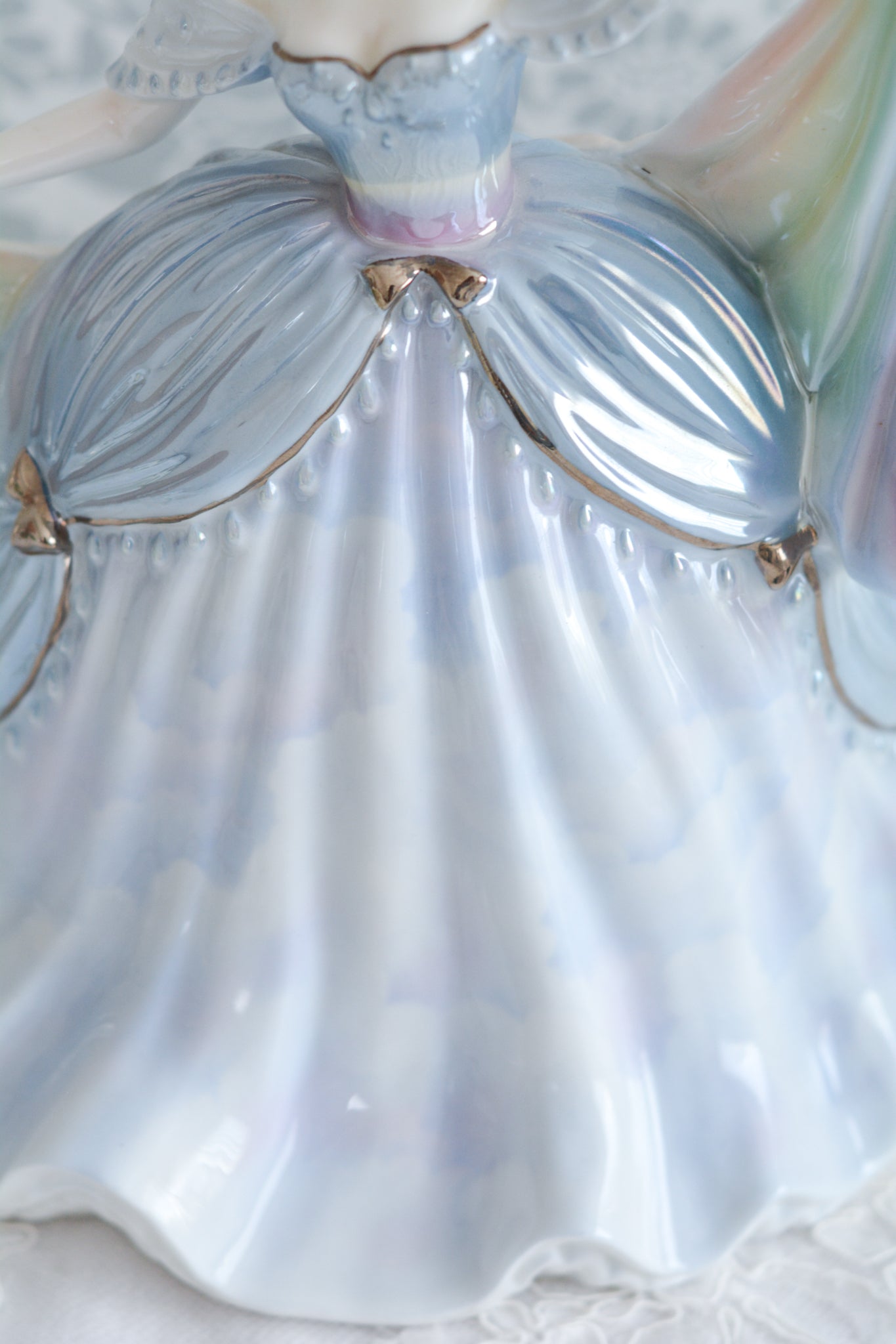 コールポートはフィギュリンをたくさん作っていて、たくさんのシリーズがあります。人気はあるけれど日本ではほとんど見かけないシリーズの1つ。「The millennium Ball」というシリーズで、この「Rain」と、「Moon」「 Forest」「Time」「Sun」の5種類から構成されています。このRainはパステルカラーでキラキラしていて、まるでファンタジーの世界からやってきてよう!このシリーズは個人的にも好きなシリーズで、時間をかけて探しました!今回ご紹介できて嬉しいです。製造数がとても少ないため探すのが大変困難なお品です。