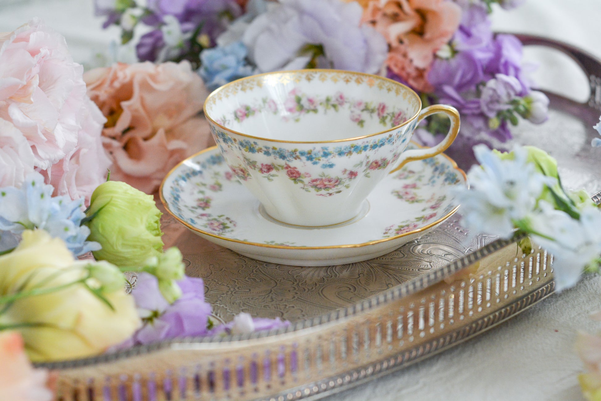 バラのガーランドと勿忘草がとっても可憐なフランスのアビランド リモージュのカップ&ソーサーです。同じ勿忘草の模様の330番もとても人気がありますが、271番は製造数がさらに少なくなかなか出回りません。優しいタッチで絵付けされていて、見ているだけで優しい気持ちになります。可愛らしいカップでぜひティータイムをお楽しみくださいませ。