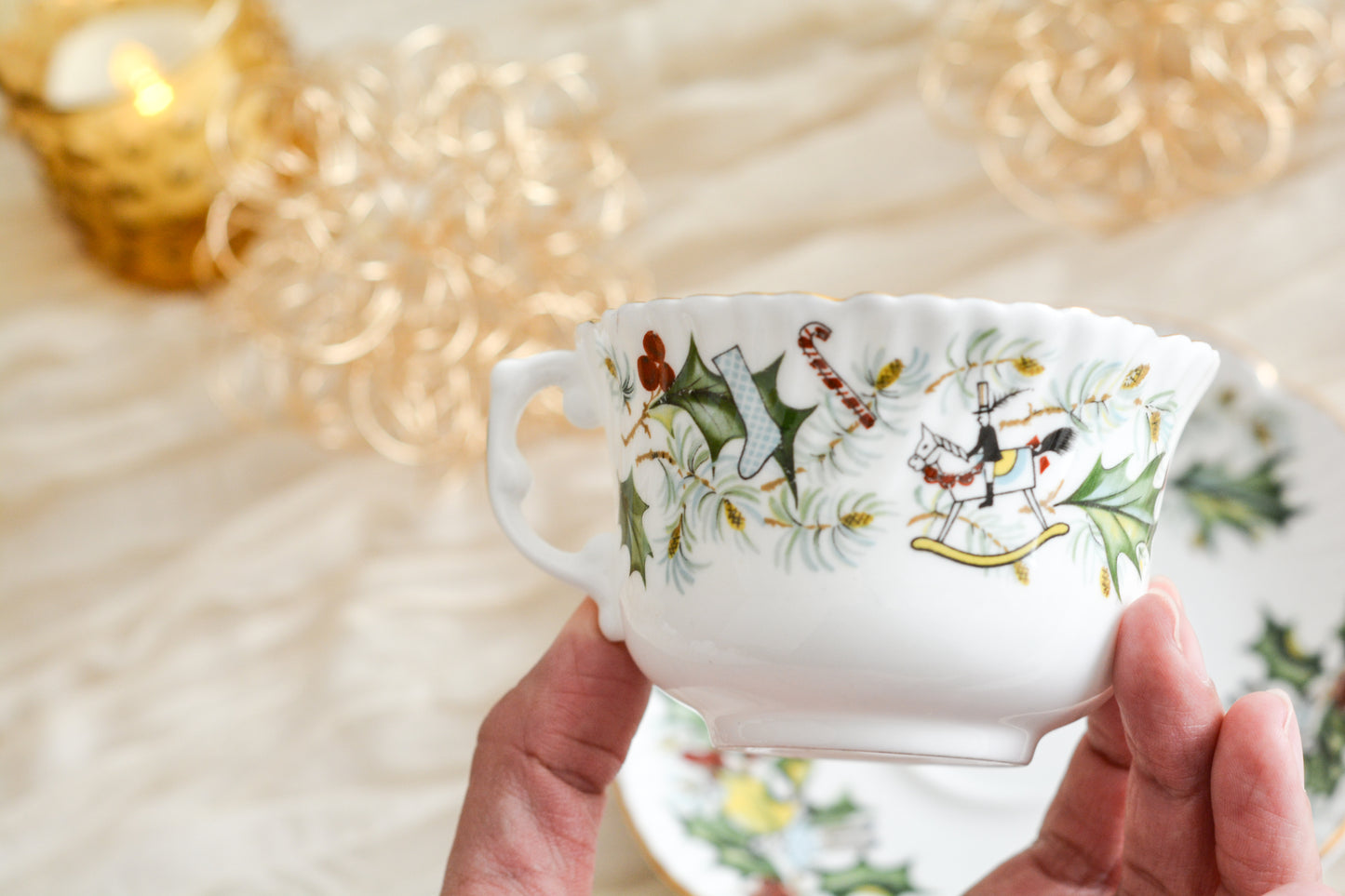 ハマースレイのクリスマスの絵柄のカップ&ソーサーは、ヒイラギにプレゼントやステッキ、お人形などクリスマスらしいモチーフがたくさん。とっても可愛らしいカップです。クリスマスのワクワクする気持ちをさらに盛り上げてくれそうですね。今回1客だけ入荷できました!ぜひクリスマスのティータイムをお楽しみくださいませ。