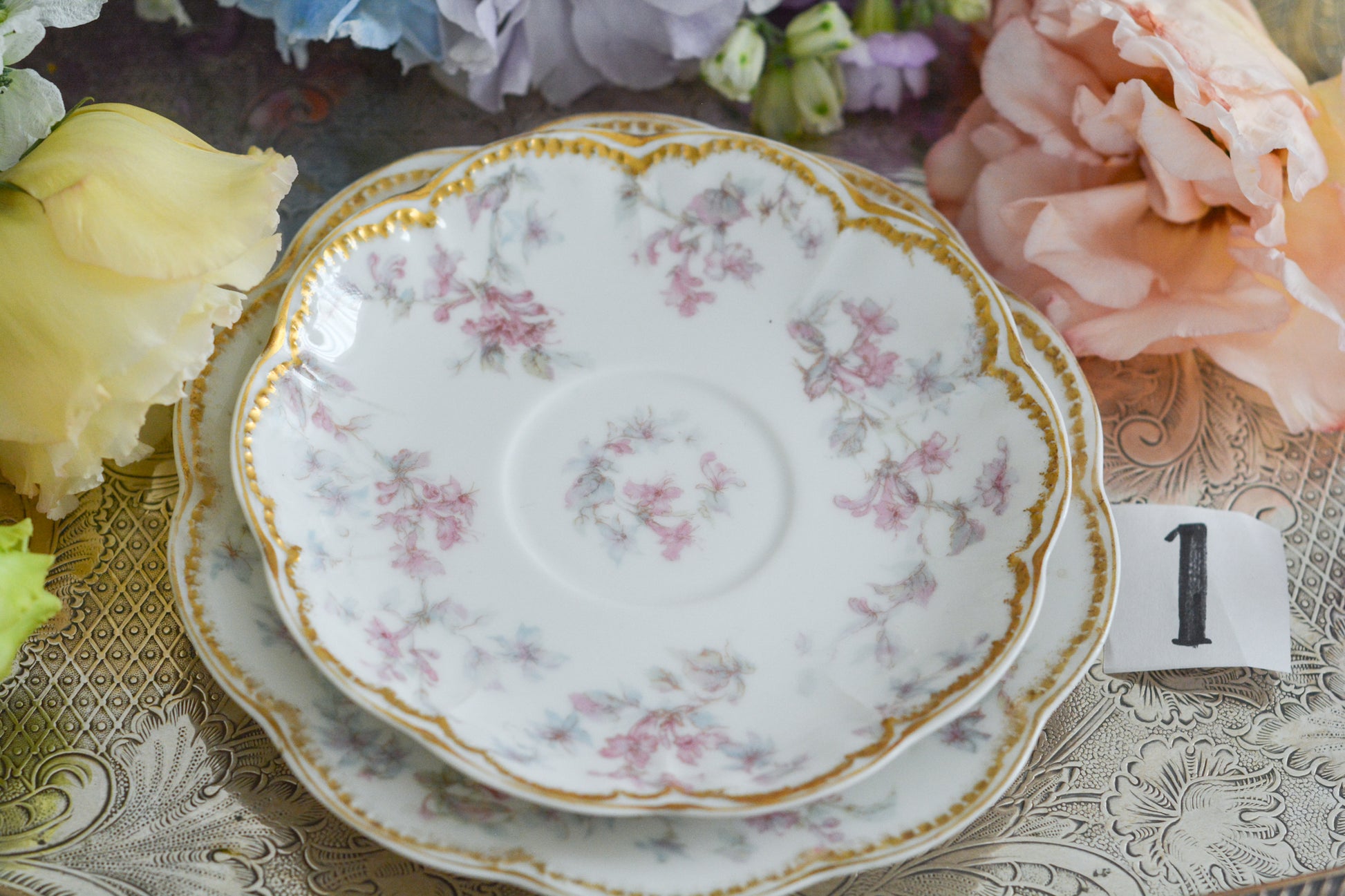 フランスのリモージュ、アビランドのティートリオです。 淡いタッチのお花がとっても可愛らしいです。柔らかで優しげな印象で、癒しのティータイムの時間を過ごせそうですね。これから春のティータイムにもぴったりです。こちらは在庫が2セットございます。ティートリオ①、ティートリオ②からお選びください。