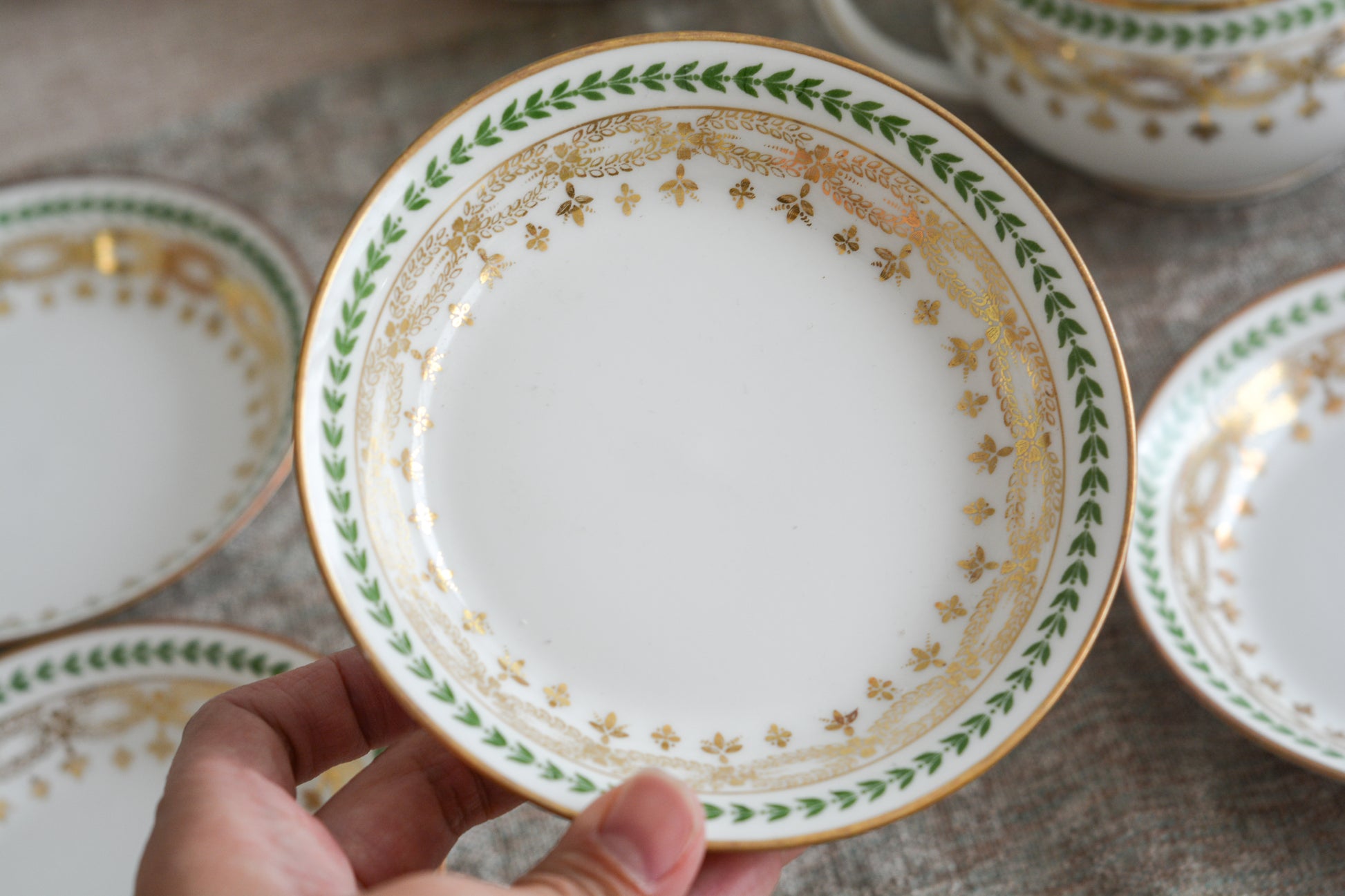 フランスのリモージュ、ジャン・プーヤ工房の小さなプレートです。シンプルですが、上品なデザインでクリスマスのテーブルを盛り上げます。ぜひクリスマスのティータイムをお楽しみいただきたいです。日本の豆皿のようなお皿でちょっとしたスイーツや、オードブルを盛り付けても素敵です。 クリスマス企画の特別価格になっています。価格は1枚の価格です。在庫が全部で12枚ございます。状態の良いものから順番にお送りいたします。