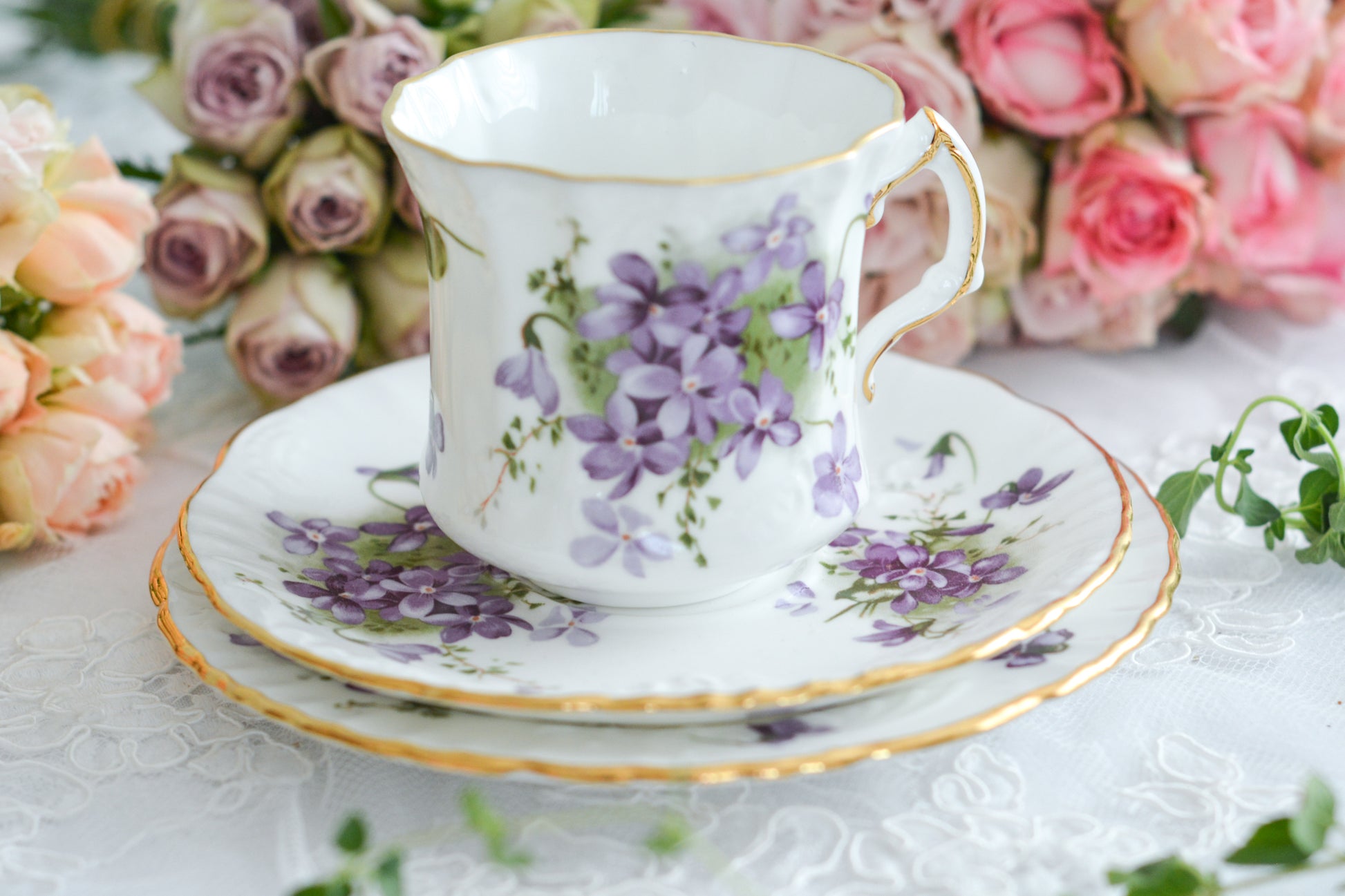 ハマースレイの人気シリーズ、ヴィクトリアンバイオレット。可憐なすみれのモチーフのティートリオです。ヴィクトリアンバイオレットシリーズは製造年代などで絵柄が少しずつ異なります。こちらは可愛らしい絵柄はもちろん、エンボス模様があり特に優雅なお品です。テーブルがパッと明るく可愛らしくなりますね。