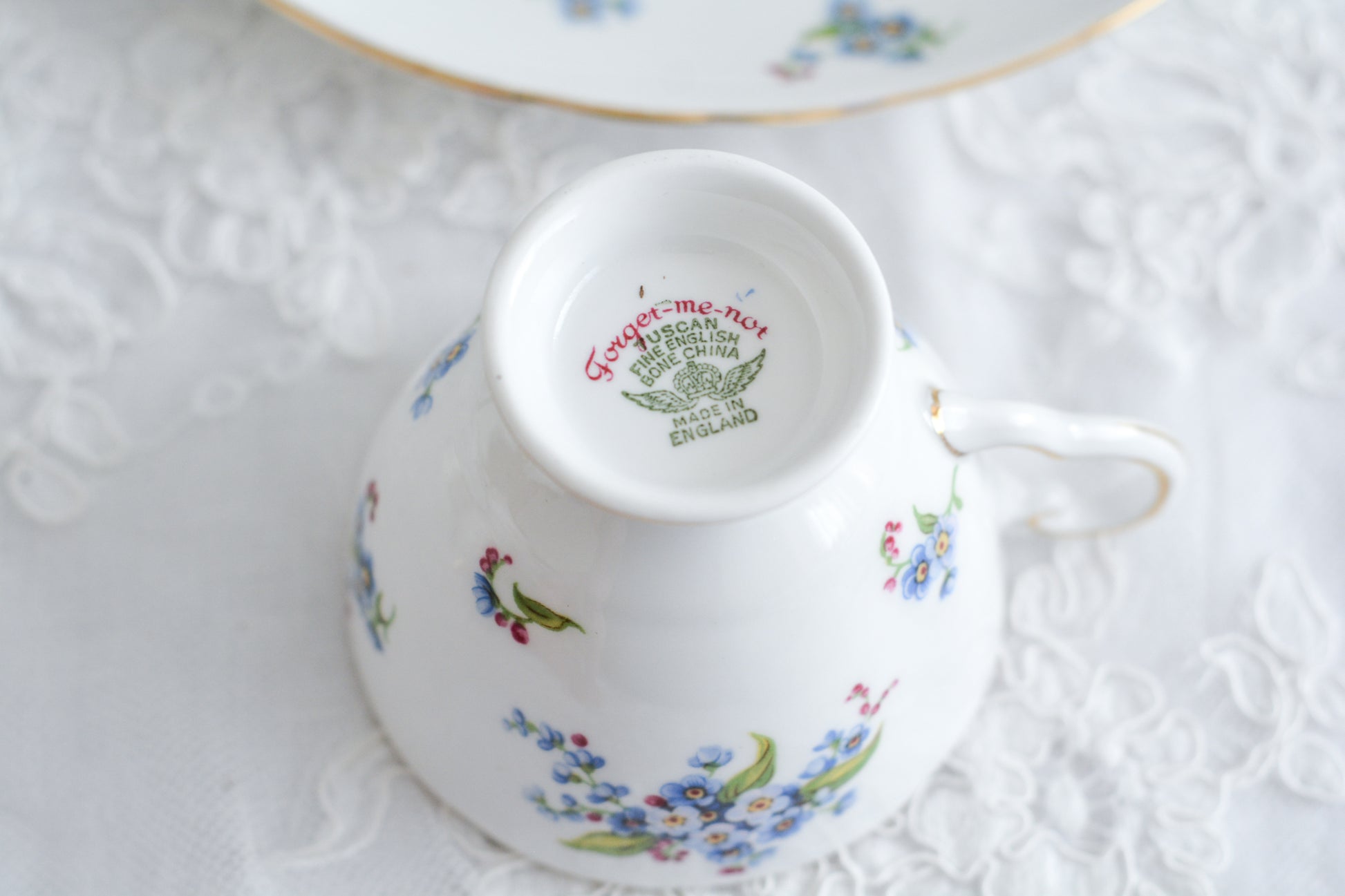 タスカンの勿忘草が大変可愛らしいテニスセットです。勿忘草がモチーフのヴィンテージ食器は色々なメーカーで作られています。このタスカンのトリオの勿忘草はとても優しい雰囲気ですね。テニスセットはソーサーがプレートと一体化している形のセットで、20世紀初め頃からスポーツ観戦時にビスケットなどのお菓子と紅茶を楽しむために作られました。主にテニスを観戦する際に重宝されたので、テニスセットと呼ばれるようになりました。気軽に紅茶とお菓子を楽しめる便利なセットです。