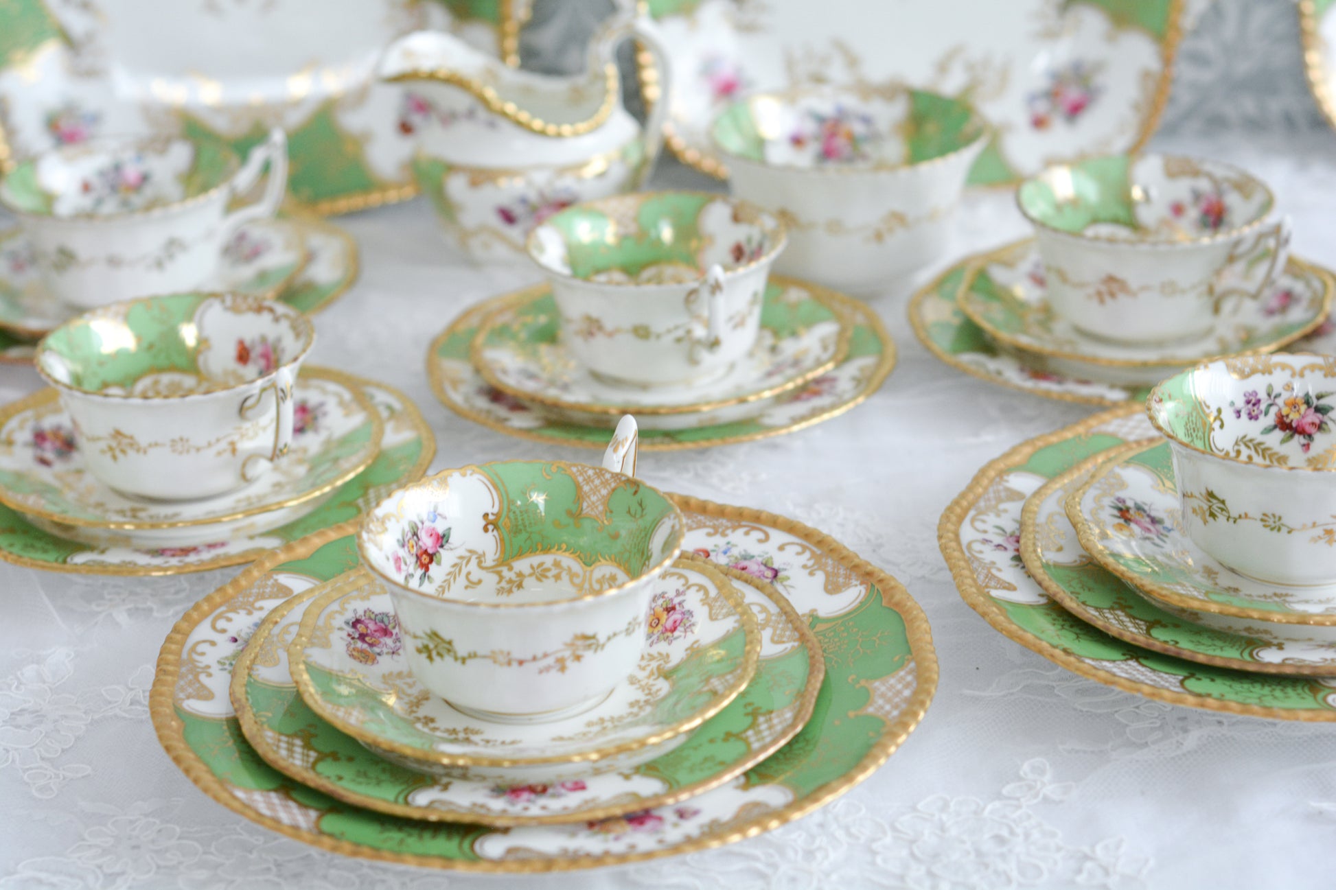 コールポートの人気シリーズのバットウィング。こちらはアップルグリーンが美しいシュガーボウルです。シュガーボウルとしても、チョコレートやキャンディーなどちょっとしたお菓子などを盛り付けても可愛らしいです。同じデザインですが、コバルトブルーと雰囲気が変わりますね。バットウィングシリーズは年々見つけることが困難になっております。こちらはとても状態の良い子で、お探しの方に見つけていただけましたら嬉しいです。