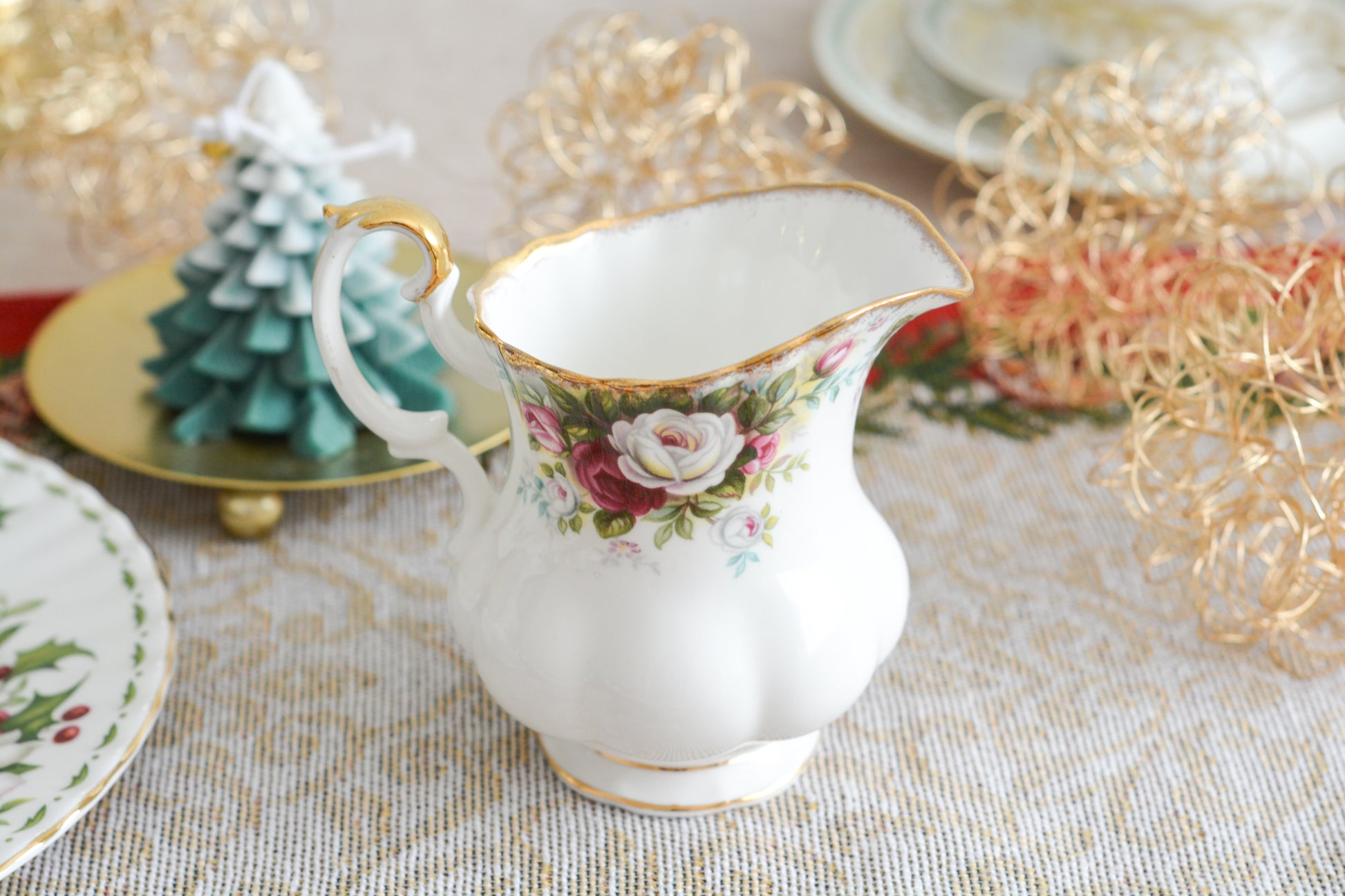 華やかな雰囲気のロイヤルアルバートのセレブレーションシリーズ。ミルクジャグも美しいです。クリスマスのテーブルにもぴったりな色合いとデザイン。クリスマスのティータイムをお楽しみくださいね。  同じシリーズのティートリオと2段ケーキスタンドも別で掲載しています。