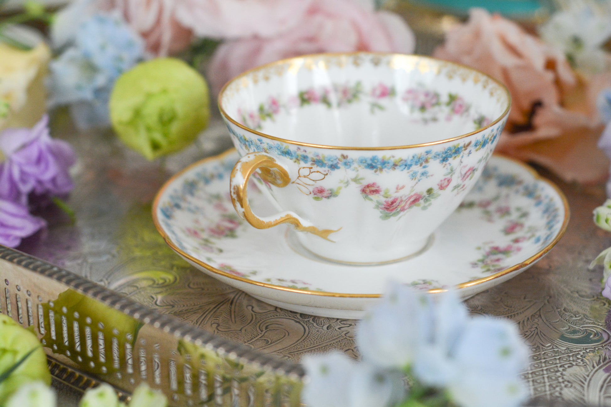 バラのガーランドと勿忘草がとっても可憐なフランスのアビランドリモージュのカップ&ソーサーです。同じ勿忘草の模様の330番もとても人気がありますが、271番は製造数がさらに少なくなかなか出回りません。優しいタッチで絵付けされていて、ハンドル部分の模様も可愛らしいです。見ているだけで優しい気持ちになります。可愛らしいカップでぜひティータイムをお楽しみくださいませ。