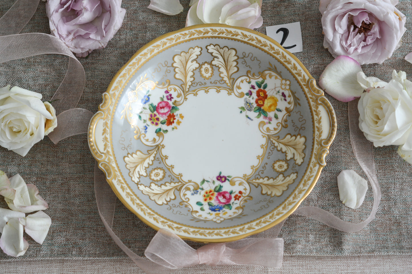 コウルドンのティファニーパターンのプレート。こちらは老舗ハロッズがオーダーしたもので、こちらはティファニーのスタンプはありませんが、柄はティファニーがコウルドンにオーダーしたパターンです。ティファニーらしい上品な絵柄がとても美しくでコウルドンの中でも人気のシリーズです。当時も人気があったのでしょう。いろいろな小売店がコウルドンにオーダーしています。ハンドルのついた深めのプレートはサービングプレートにもお使いいただきやすいと思います。