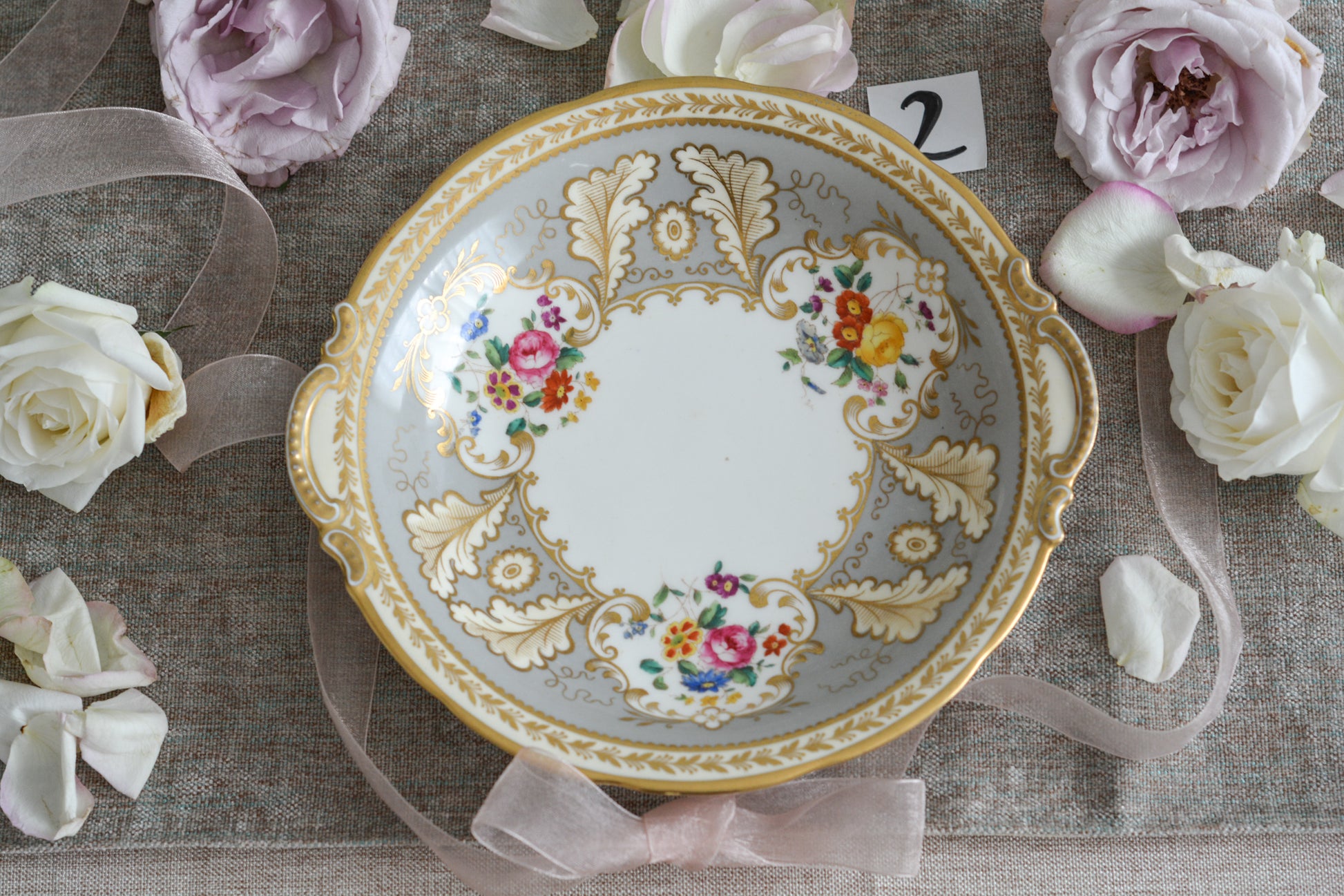 コウルドンのティファニーパターンのプレート。こちらは老舗ハロッズがオーダーしたもので、こちらはティファニーのスタンプはありませんが、柄はティファニーがコウルドンにオーダーしたパターンです。ティファニーらしい上品な絵柄がとても美しくでコウルドンの中でも人気のシリーズです。当時も人気があったのでしょう。いろいろな小売店がコウルドンにオーダーしています。ハンドルのついた深めのプレートはサービングプレートにもお使いいただきやすいと思います。