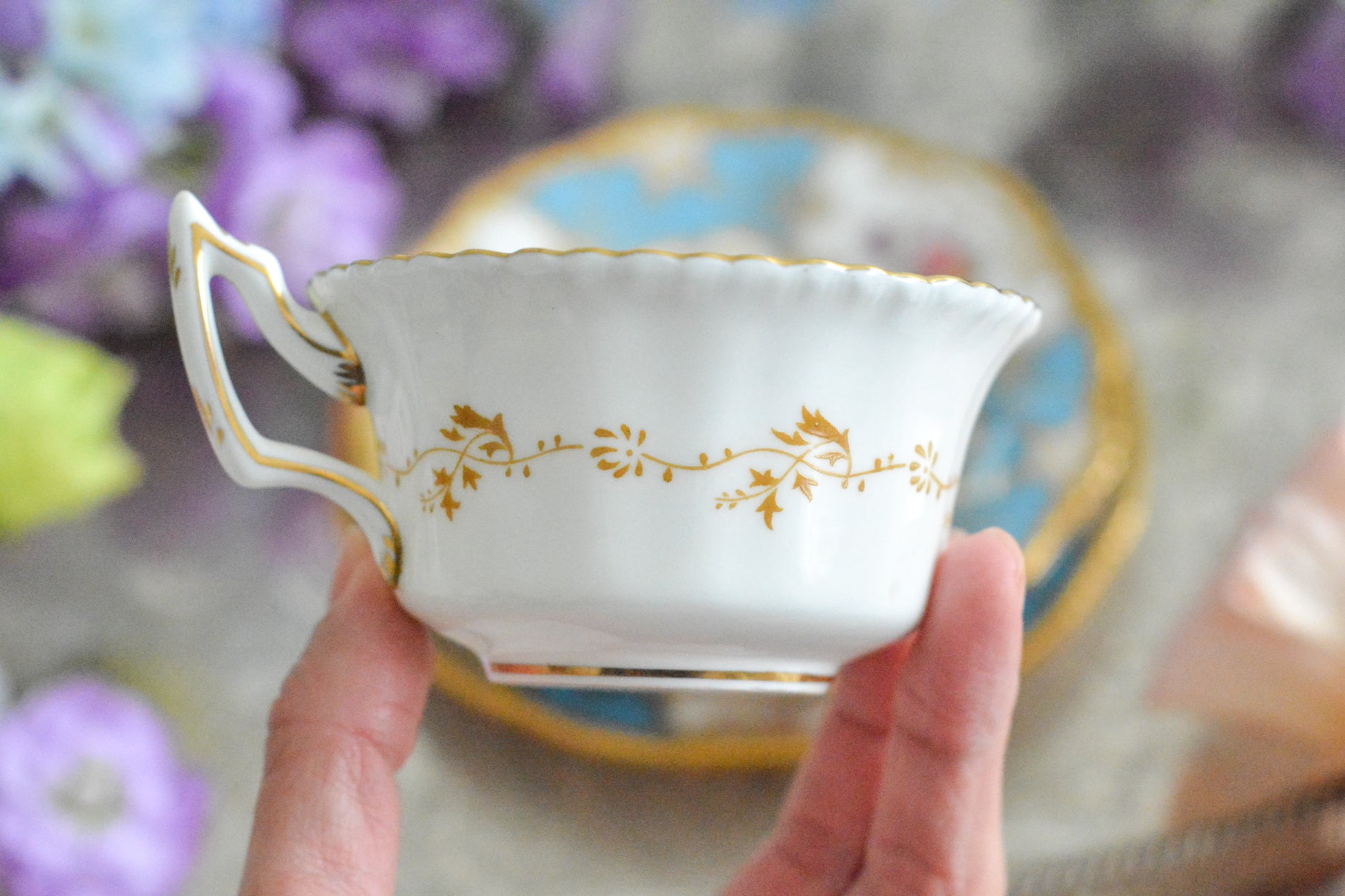 コールポートの代表作と言ってもいい、バットウィングシリーズ。カラー展開が豊富でレアカラーと呼ばれる貴重かつ人気のカラーがあります。その中でもターコイズブルーは幻と言われるほどレアなカラー。前回ご紹介できた時もとても嬉しかったのですが、また出会うことができて本当に嬉しく思います。手に取ると、宝石のようにキラキラと輝くターコイズブルーに金彩のコントラスト、美しいシェイプ。本当に素晴らしい、心が躍るカップです。