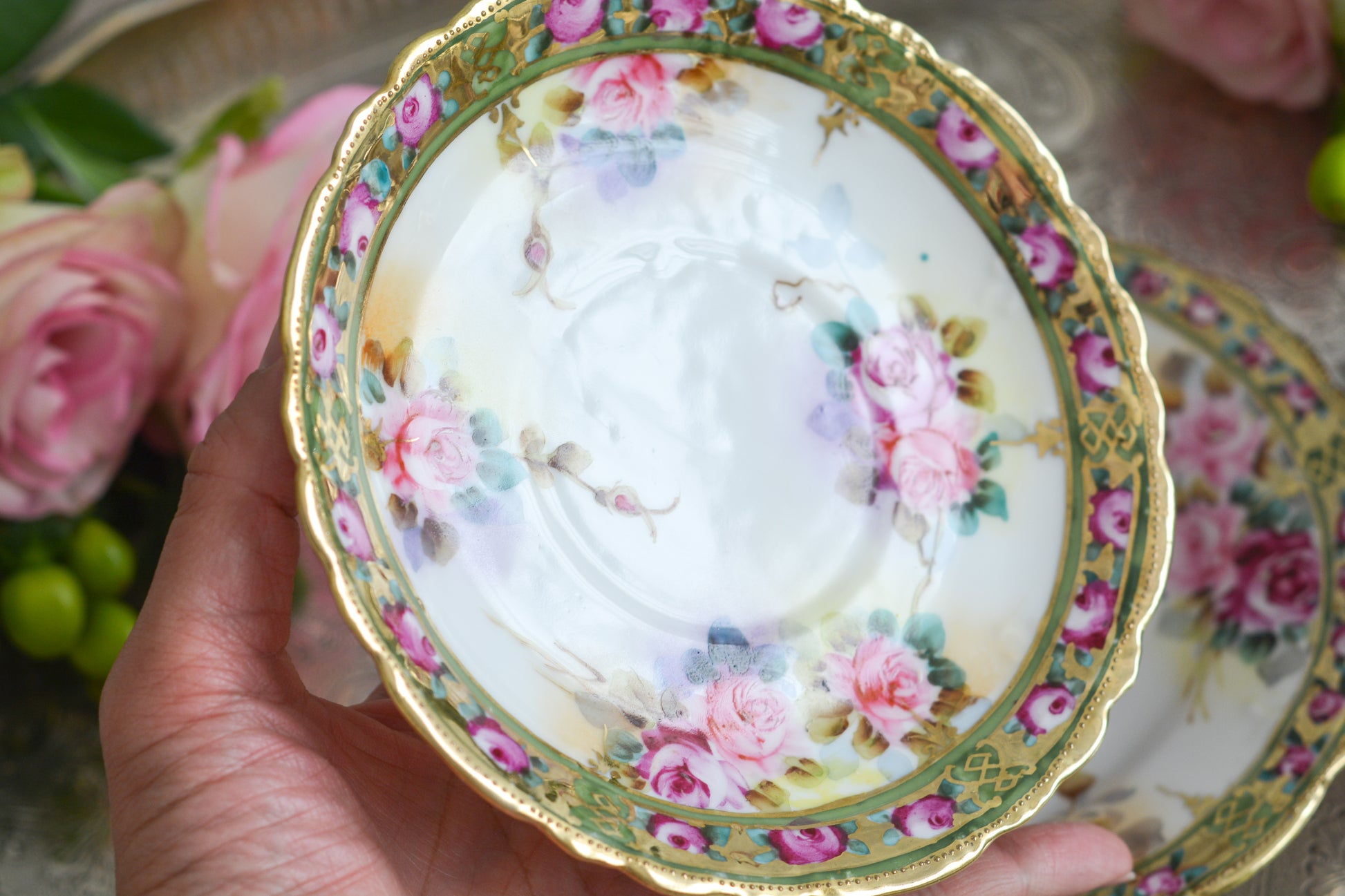 オールドノリタケの里帰り品です。キラキラと輝くティートリオ。クリスマスにもぴったりのお品です。ハンドペイントで描かれたバラに金盛りの美しい模様。さすがノリタケ!ですね。とっても豪華なデザインなのでプレゼントにもぜひどうぞ。