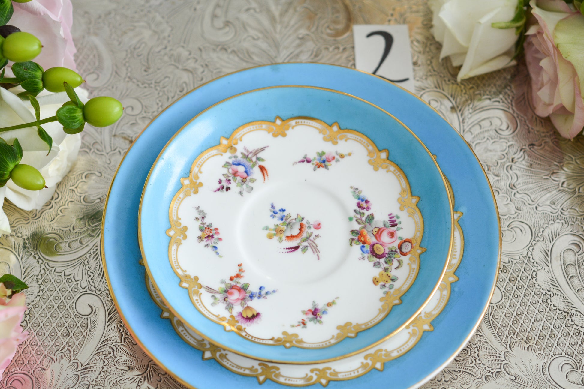 コールポートのハンドペイントで描かれた花々がとても美しいティートリオです。以前色違いのコバルトブルーのトリオをご紹介したことがあります。シリーズ名はないのですが、何色かカラーバリエーションがあります。ターコイズブルーはどのシリーズにおいても貴重なカラー。ターコイズブルーに金彩のコントラストがとても豪華な印象です。特別なティータイムにどうぞ。