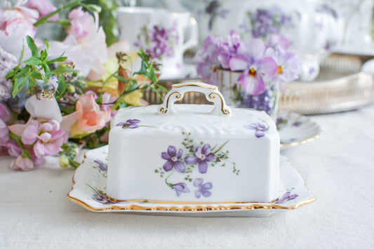 ハマースレイの人気シリーズ、ヴィクトリアンバイオレットシリーズ。珍しいバターディッシュです。お馴染みの可憐なすみれの模様が美しく、蓋の持ち手もハマースレイらしいとてもエレガントなデザイン。バターはもちろん、小さなお菓子を入れてゲストをおもてなししても素敵ですね。ティータイムを華やかに盛り上げてくれるアイテムです。