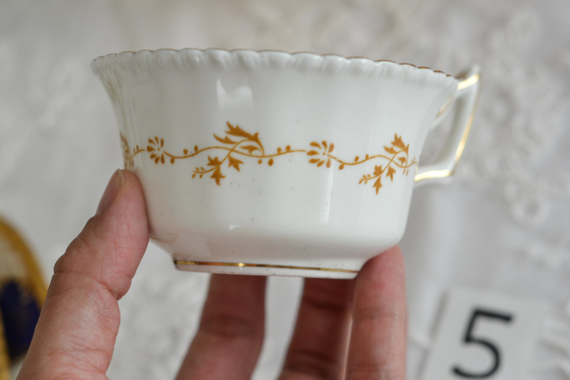 コールポートの代表作と言ってもいい、バットウィングシリーズ。こちらはコバルトブルーのティートリオです。重厚感のあるコバルトブルーと金彩のコントラスト、美しいシェイプ。凛としさ美しさがありオーラを感じます。最近はバットウィングも探すのがとても困難になってきました。心が躍るカップでティータイムをお楽しみいただけたら嬉しいです。こちらは1セットの価格です。全部で6セット在庫がございます。状態で価格が変わります。