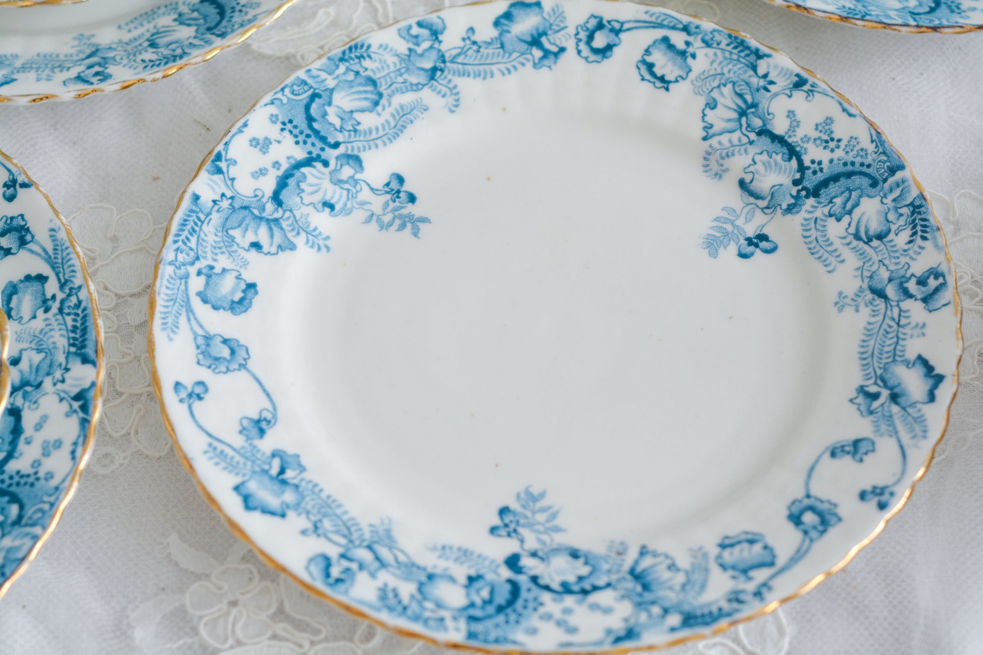 サミュエル・ラドフォードというメーカーの可愛らしいティートリオです。サミュエル・ラドフォードはスタッフォードシャーのメーカーで、1879年から1957年まで創業していました。こちらはブルーの転写模様がとても美しく地模様もとても可愛らしいお品です。同じパターンのミルクジャグ&シュガーボウル、色違いのデザートプレートも別で掲載しています。  こちらは1セットの価格です。全部で6セットあります。状態の良いものからお送りします。