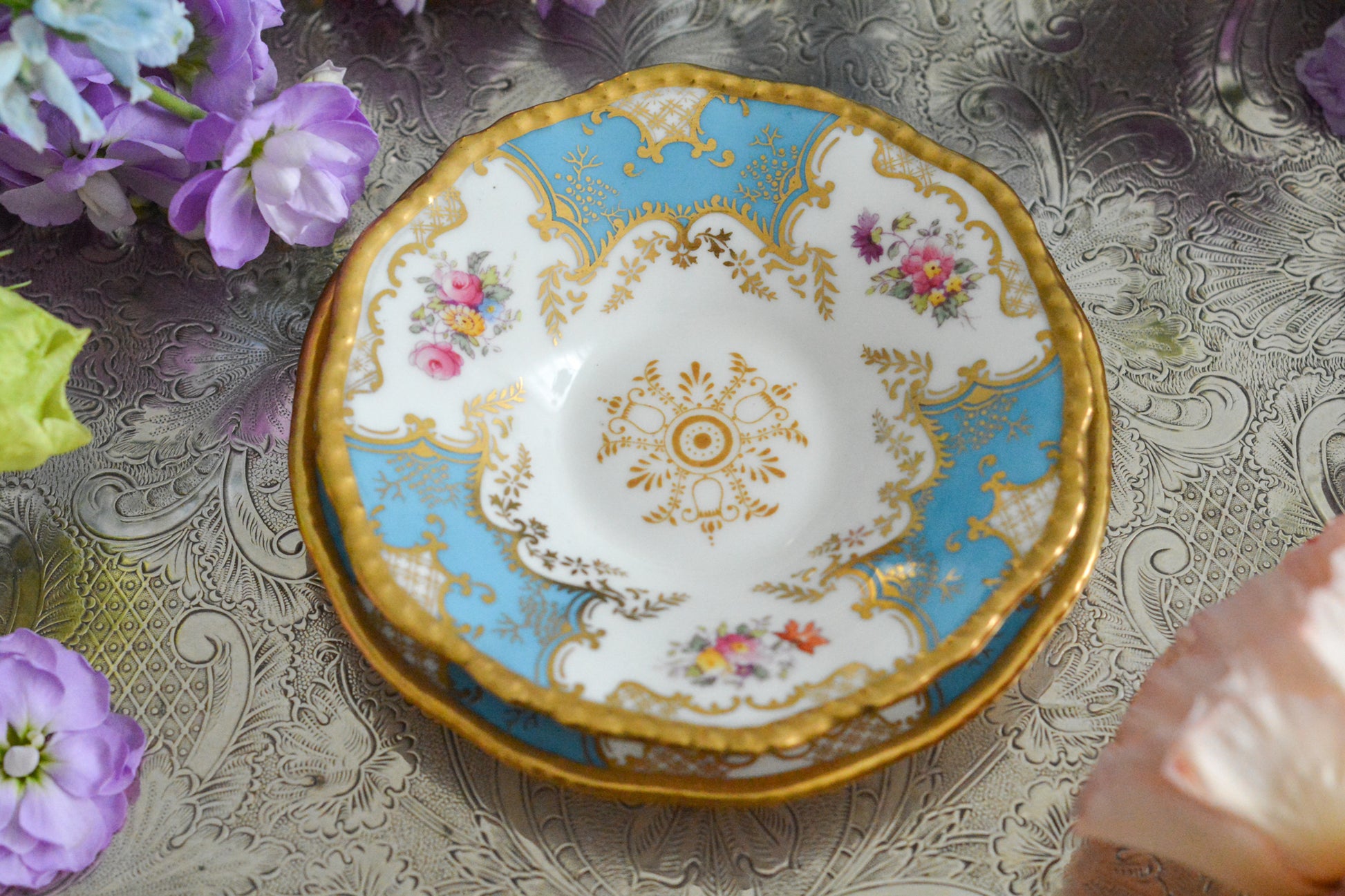 コールポートの代表作と言ってもいい、バットウィングシリーズ。カラー展開が豊富でレアカラーと呼ばれる貴重かつ人気のカラーがあります。その中でもターコイズブルーは幻と言われるほどレアなカラー。前回ご紹介できた時もとても嬉しかったのですが、また出会うことができて本当に嬉しく思います。手に取ると、宝石のようにキラキラと輝くターコイズブルーに金彩のコントラスト、美しいシェイプ。本当に素晴らしい、心が躍るカップです。