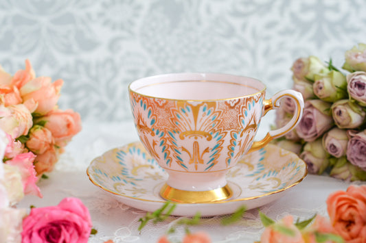 タスカンのピンク地に金彩とターコイズブルーの模様が豪華なティーカップ&ソーサー。写真では白っぽく写っていますが、綺麗なピンクカラーです。ピンクとゴールドとターコーズブルーという色の組み合わせが絶妙で素敵なティーカップです。