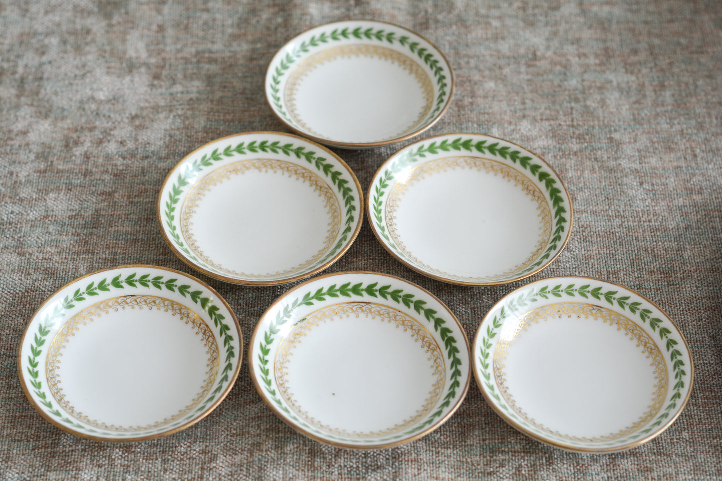 フランスのリモージュ、ジャン・プーヤ工房の小さな小さなプレートです。ジャムやクロテッドクリームをのせても素敵。シンプルなデザインですが、上品でクリスマスのティータイムやテーブルコーディネートにぴったりなお品。  クリスマス企画の特別価格になっています。こちらは6枚セットです。