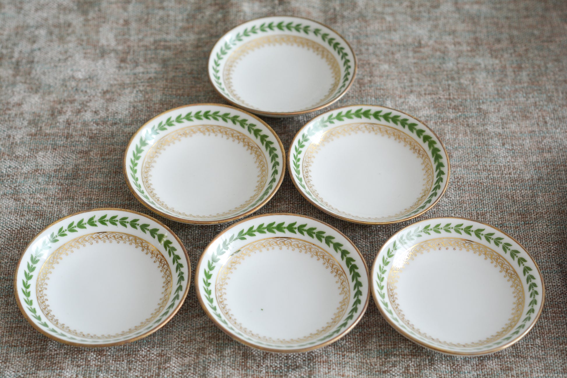 フランスのリモージュ、ジャン・プーヤ工房の小さな小さなプレートです。ジャムやクロテッドクリームをのせても素敵。シンプルなデザインですが、上品でクリスマスのティータイムやテーブルコーディネートにぴったりなお品。  クリスマス企画の特別価格になっています。こちらは6枚セットです。