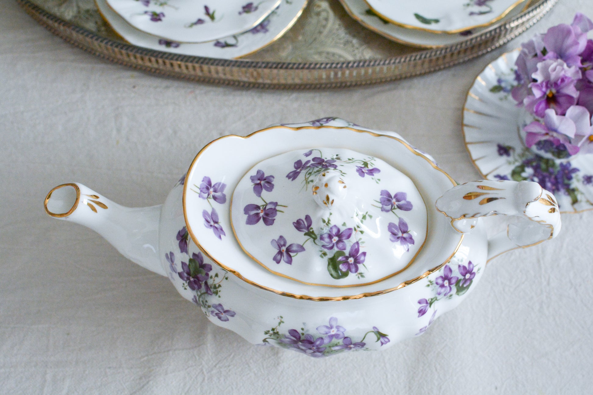 ハマースレイの人気シリーズ、ヴィクトリアンバイオレットシリーズのラージサイズのティーポットです。可憐なすみれの模様と優雅なシェイプがとても美しく、おうちティータイムを華やかに盛り上げてくれます。とても存在感があって、テーブルを華やかに盛り上げてくれます。お客さまのおもてなしにはもちろん、ご家族やご友人との楽しいティータイムにもぜひ。