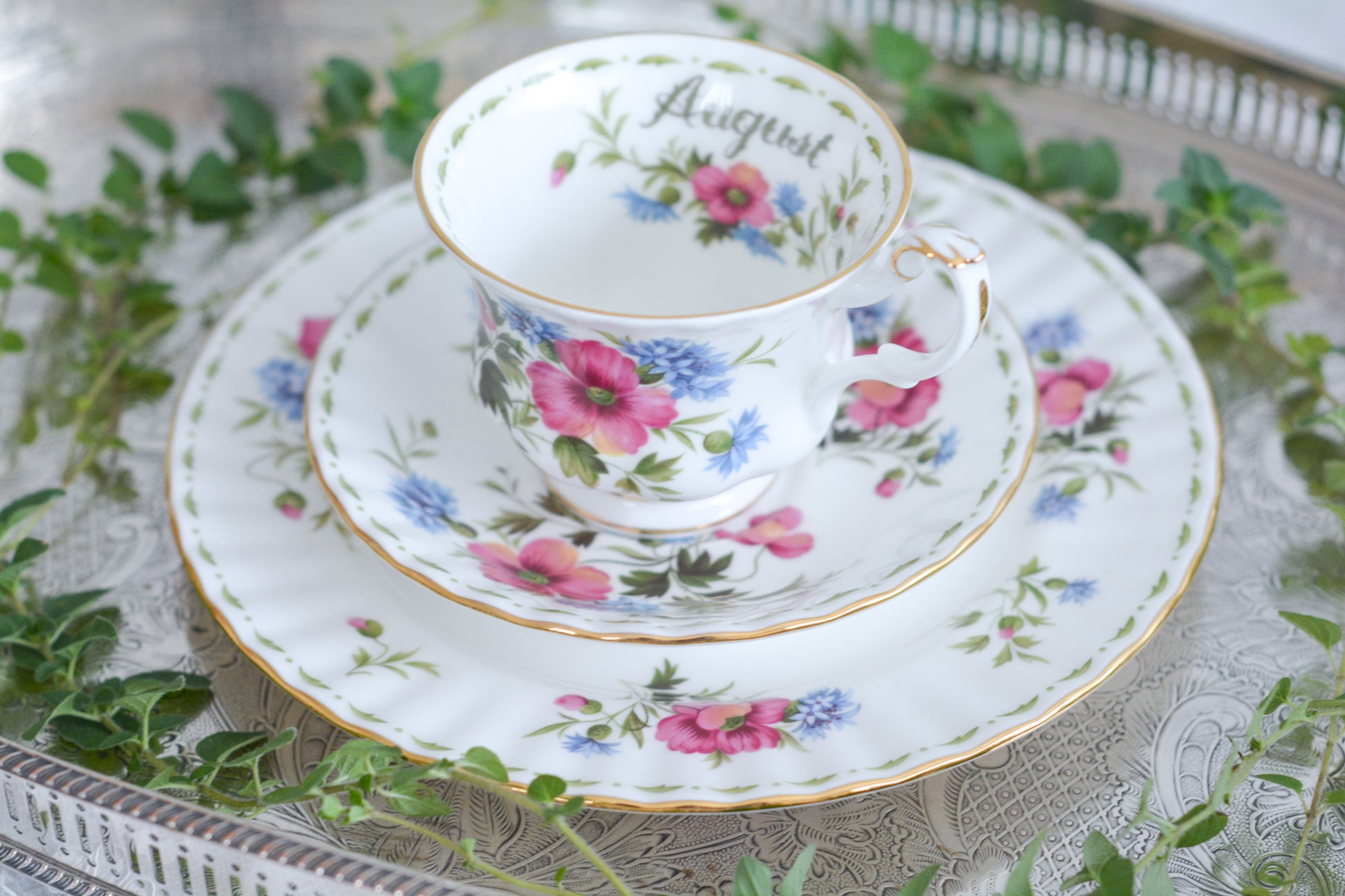 ロイヤルアルバートの人気シリーズの一つ、「フラワーオブマンス」1月から12月までそれぞれの季節のお花がモチーフのシリーズで、ついつい集めたくなってしまう魅力があります。今回ご紹介するのは、8月(August)。8月のお花はポピーです。鮮やかな色合いが夏のティータイムにぴったり!貴重なデザートプレート付きのトリオとなっております。8月生まれの方、コレクションしていらっしゃる方、お探しの方もぜひ。