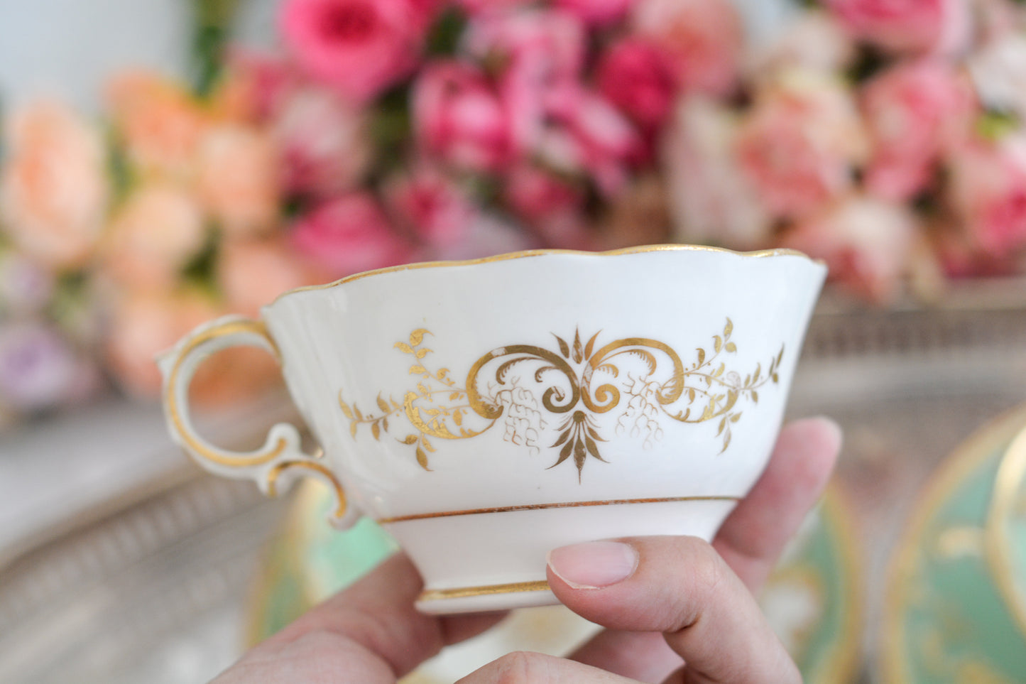 爽やかなアップルグリーンカラーに美しい模様のカップ&ソーサー。メーカーは不明ですが、優美なシェイプも素晴らしいデザインのお品です。こちらは1客の価格です。在庫が全部で5客ございます。 差異はあまりありませんが、状態の良いものから順番にお送りいたします。