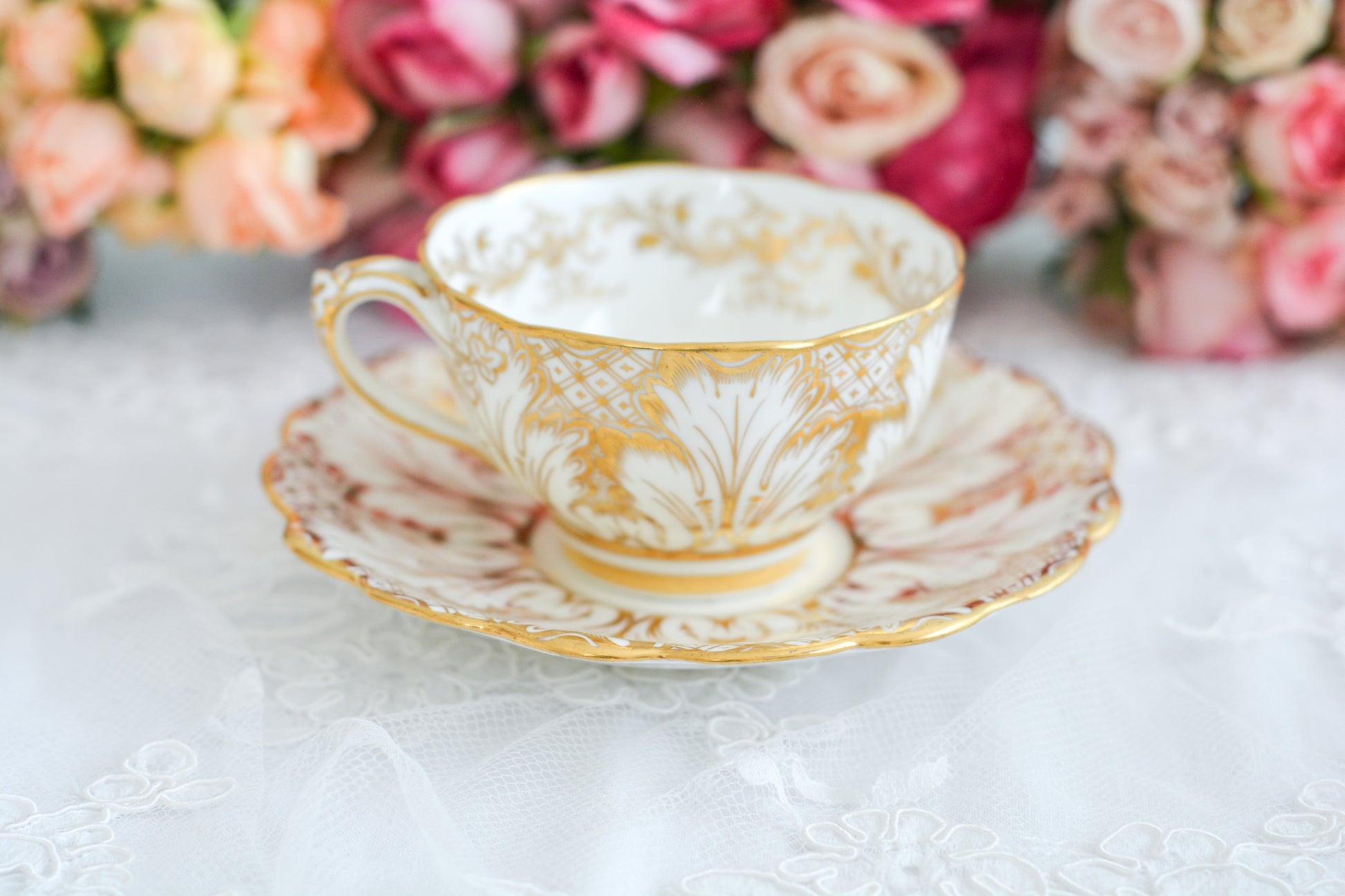 コウルドンがリッジウェイのフォリエージシェイプ(Foliage Shape)をリバイバルしたお品。ハンドル部分には葉っぱの模様がついていてとても可愛らしいシェイプです。リッジウェイは力強く豪華な作風という印象で、後身のコウルドンはより時代や流行に敏感で繊細で美しいデザインの作品をたくさん作っています。リッジウェイのフォリエージシェイプはいろいろなパターンがありますが、こちらは特に豪華なデザインで個人的にもフォリエージシェイプは大好きなデザイン。コウルドン時代にも受け継がれていたことを嬉しく思っています。