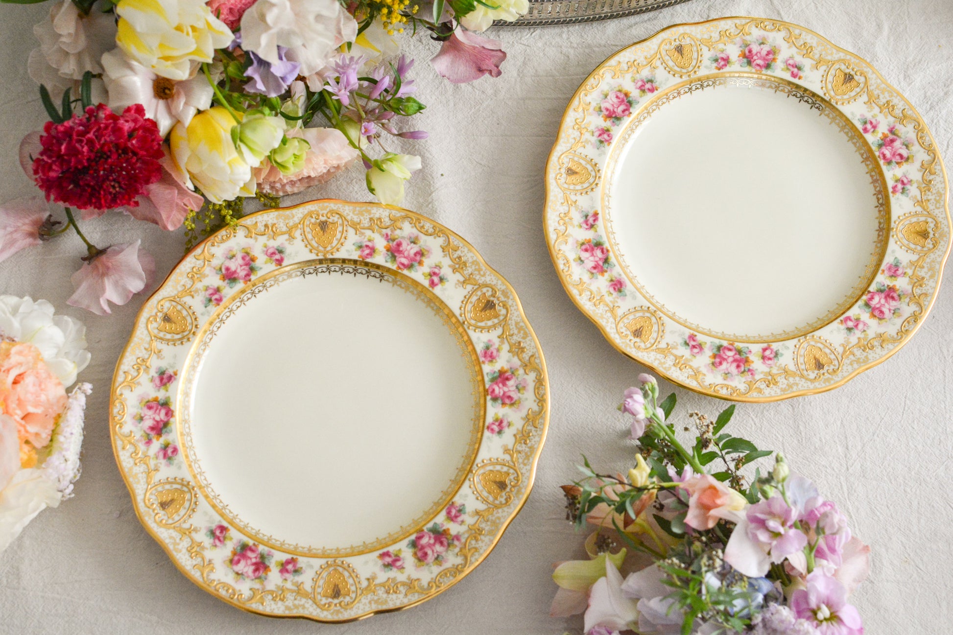 コープランドのエレガントなプレートが入荷しました。以前ご紹介したことのあるプレートです今回また出会うことができました。クリームカラーの地のお色に金盛りの繊細な模様に、可憐なバラが描かれた大変美しいプレート。ティータイムを華やかに盛り上げてくれそうです。裏面には、サインが入っています。こちらは1枚の価格です。在庫が2枚ございます。プレート①〜②からお選びください。