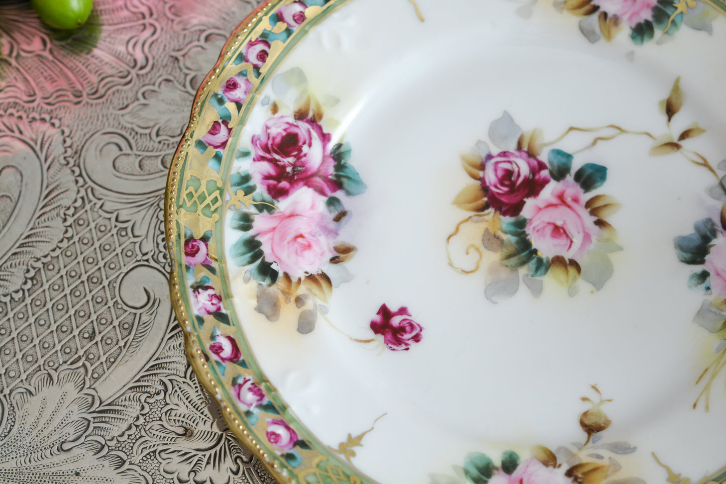 オールドノリタケの里帰り品です。キラキラと輝くティートリオ。クリスマスにもぴったりのお品です。ハンドペイントで描かれたバラに金盛りの美しい模様。さすがノリタケ!ですね。とっても豪華なデザインなのでプレゼントにもぜひどうぞ。