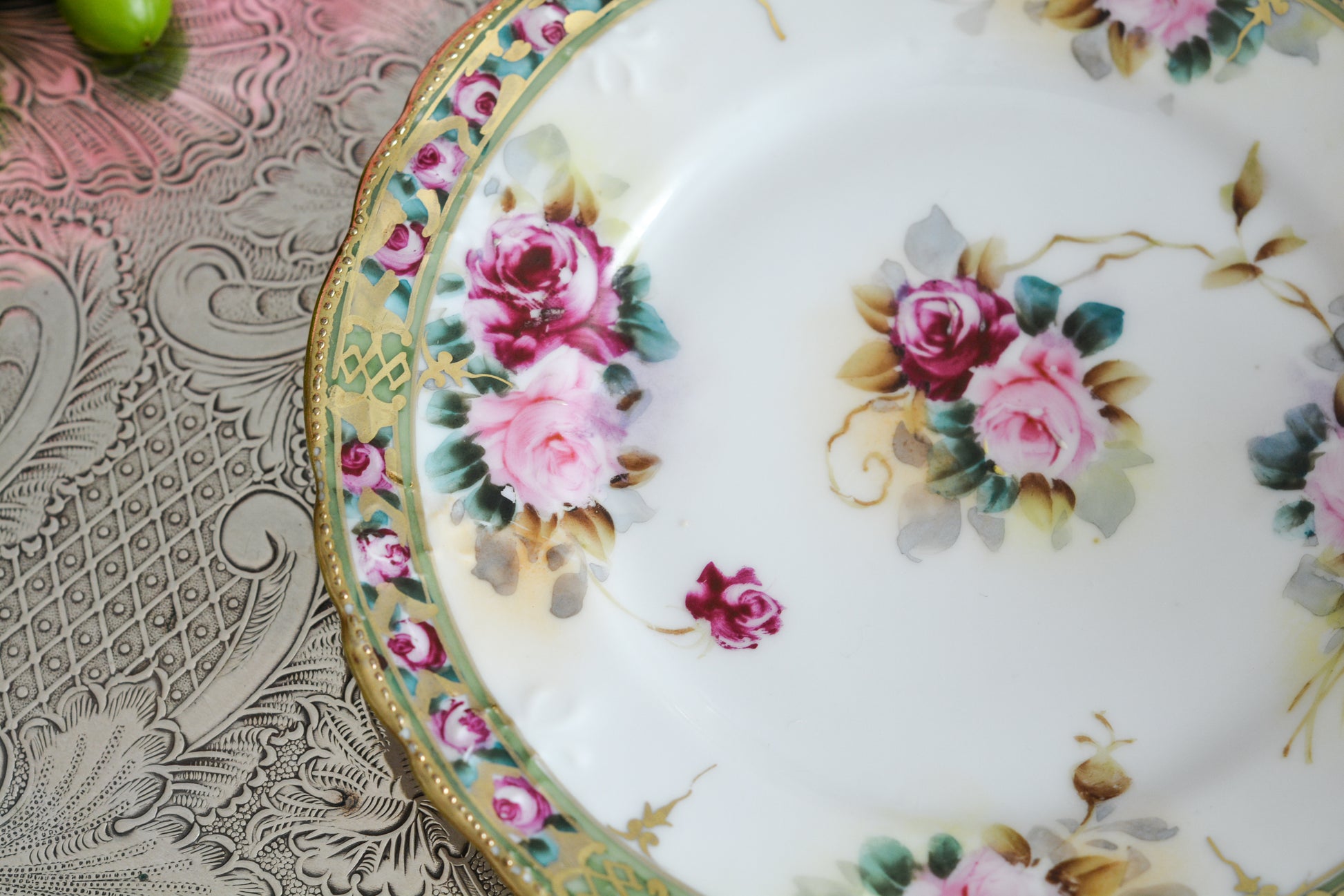 オールドノリタケの里帰り品です。キラキラと輝くティートリオ。クリスマスにもぴったりのお品です。ハンドペイントで描かれたバラに金盛りの美しい模様。さすがノリタケ!ですね。とっても豪華なデザインなのでプレゼントにもぜひどうぞ。