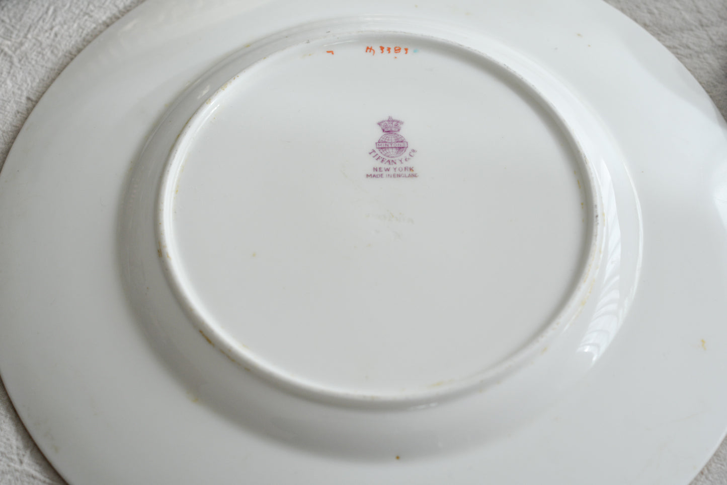 ティファニー社がミントンにオーダーしたプレート。ミントンブルーに金盛りの繊細な模様がとても美しいお品です。ミントンらしいエレガントなデザインはティファニーのイメージにもぴったり。ティファニーは英国の磁器メーカーに特注し、商品をたくさん輸入していました。各メーカーともティファニーの特注品は特にエレガントなデザインが多いです。流行を生み出す力はさすがですね。