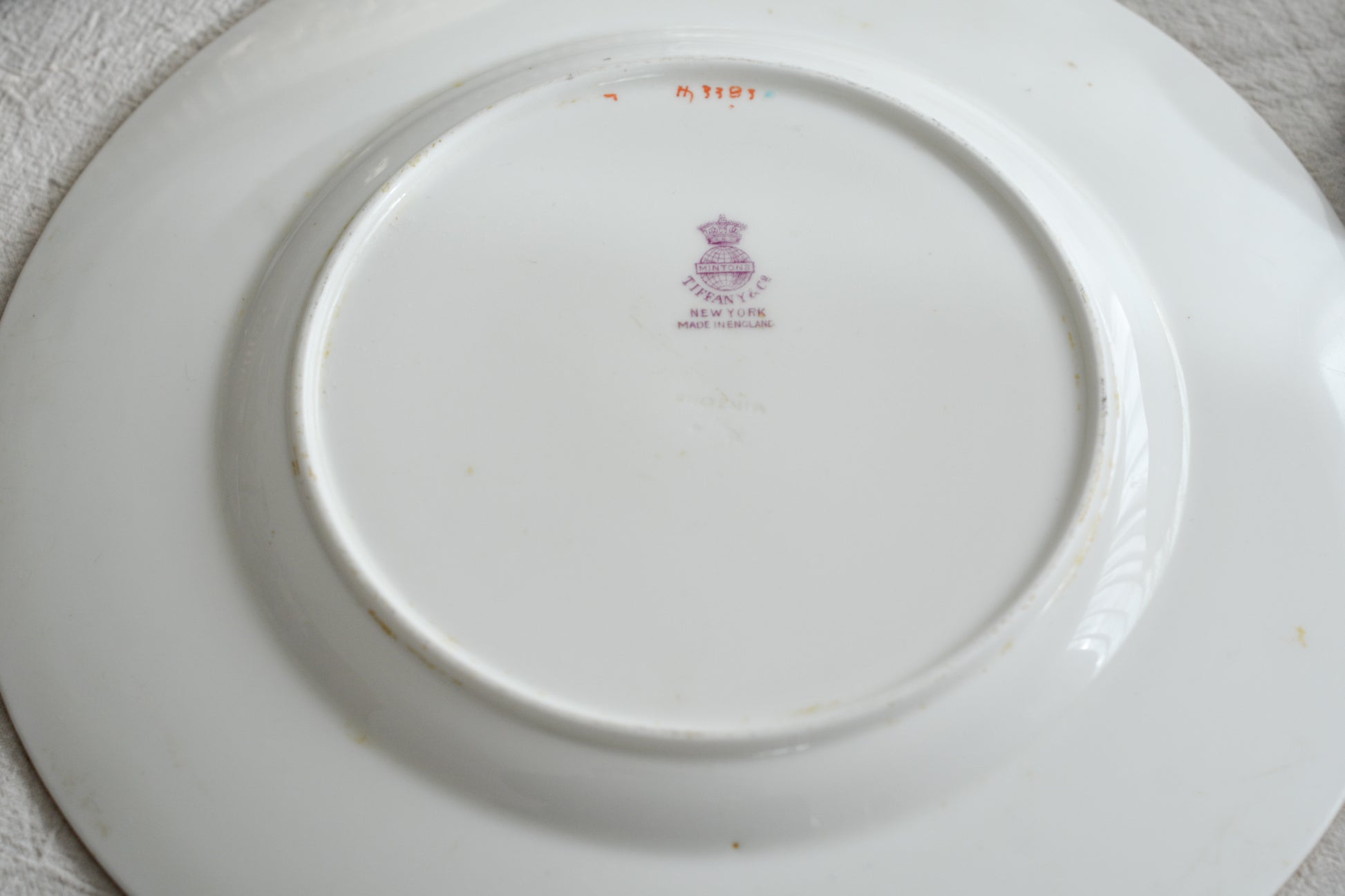 ティファニー社がミントンにオーダーしたプレート。ミントンブルーに金盛りの繊細な模様がとても美しいお品です。ミントンらしいエレガントなデザインはティファニーのイメージにもぴったり。ティファニーは英国の磁器メーカーに特注し、商品をたくさん輸入していました。各メーカーともティファニーの特注品は特にエレガントなデザインが多いです。流行を生み出す力はさすがですね。