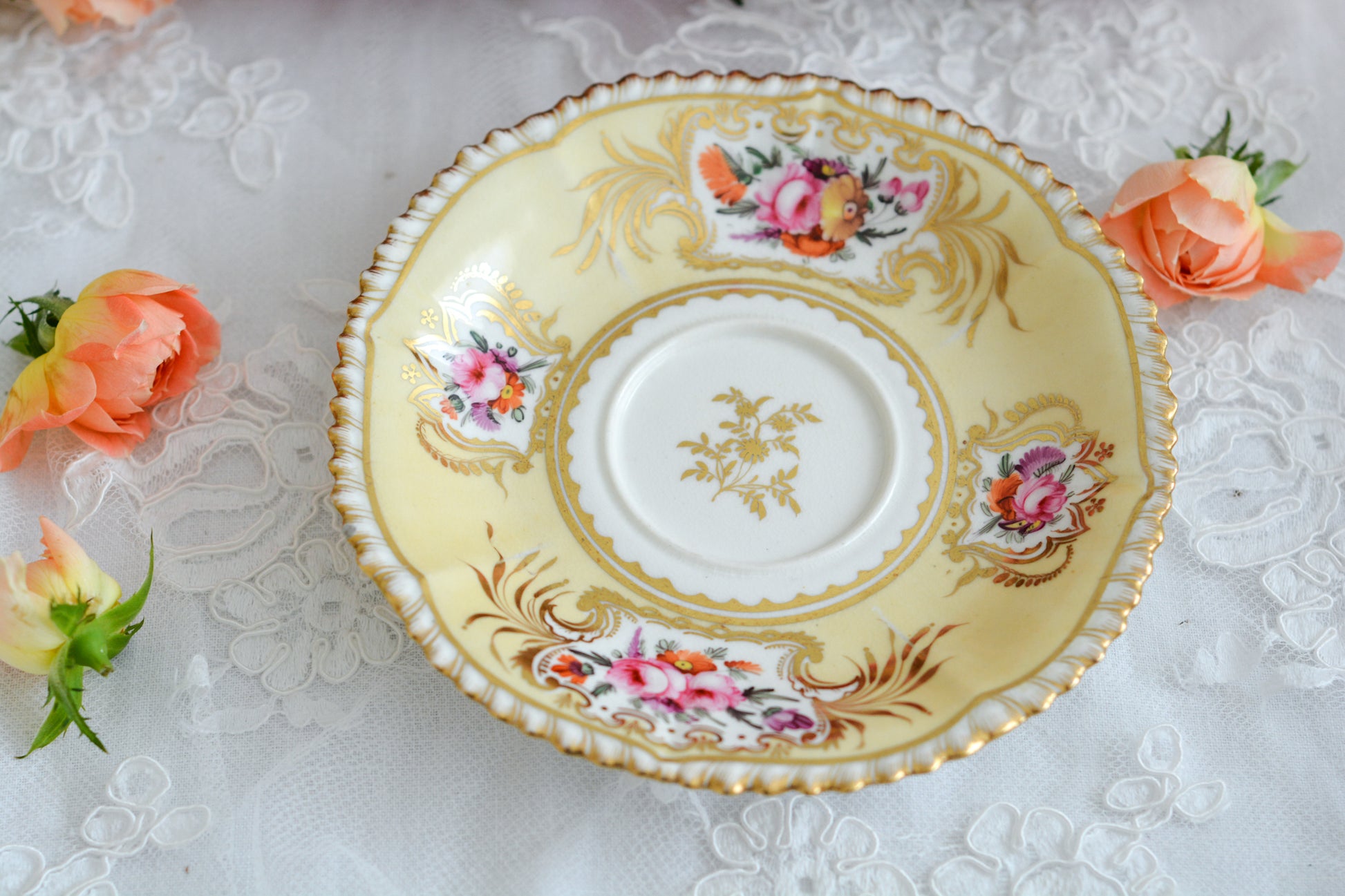 コールポートのペンブロークシェイプと呼ばれるシェイプのカップです。縁の飾り模様が特徴的で1820年代後半に作られたとても古い作品です。豪華な縁飾りに手描きで描かれた美しい花々、エレガントなリングハンドル。約200年前に作られ、この持ち主の貴族はこんな美しいカップでどんな優雅なティータイムを過ごしていたのでしょうか。