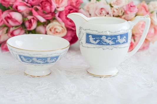 コールポートはウェッジウッドに合併されて製造停止までの間にたくさんのヴィンテージシリーズを製造しています。今回ご紹介するのは「レヴェリー」。天使の絵柄がとっても可愛らしいシリーズです。爽やかなブルーカラーにたくさんの天使達。夏のティータイムにもぴったりですね。こちらはシューガー入れとミルクピッチャーのセットです。