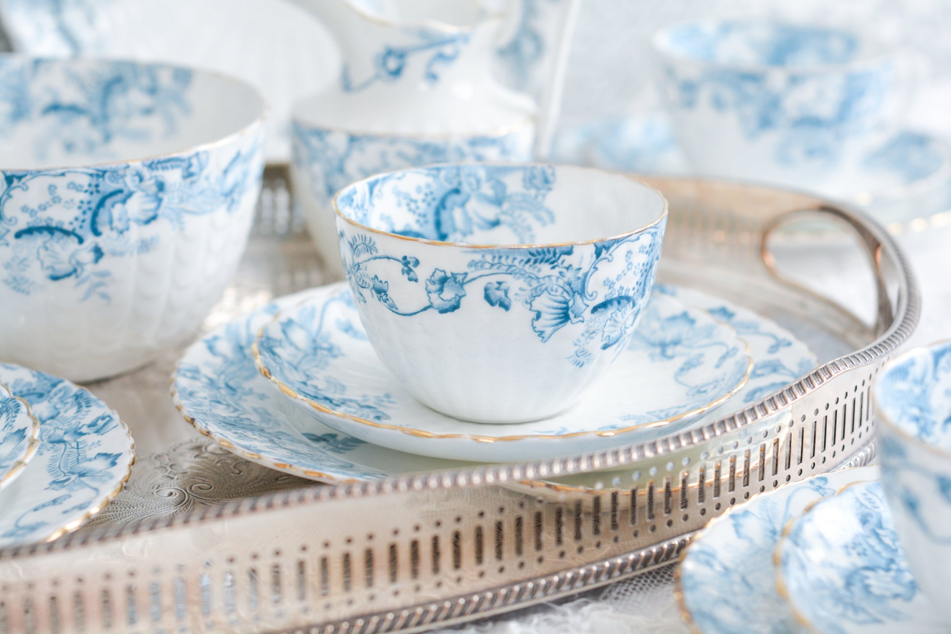 サミュエル・ラドフォードというメーカーの可愛らしいティートリオです。サミュエル・ラドフォードはスタッフォードシャーのメーカーで、1879年から1957年まで創業していました。こちらはブルーの転写模様がとても美しく地模様もとても可愛らしいお品です。同じパターンのミルクジャグ&シュガーボウル、色違いのデザートプレートも別で掲載しています。  こちらは1セットの価格です。全部で6セットあります。状態の良いものからお送りします。