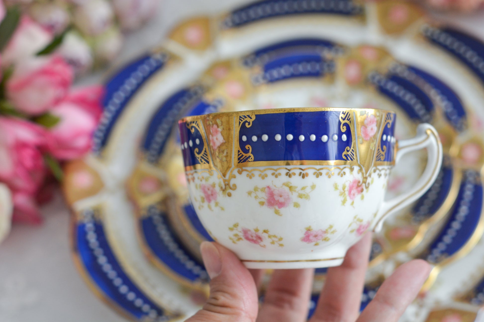 アレートンというメーカーの美しいティートリオです。アレートンは1859年から1942年まで続いたメーカーで、1912年からはコウルドンに買収されました。バックスタンプはコウルドンに引き継がれる以前の物です。美しいコバルトブルーにエナメルのジュールがうってあって、とってもエレガントなティーセットです。カップ&ソーサー、サイドプレート、デザートプレートの4ピースのセットで、お一人分のティータイムにぴったりです。