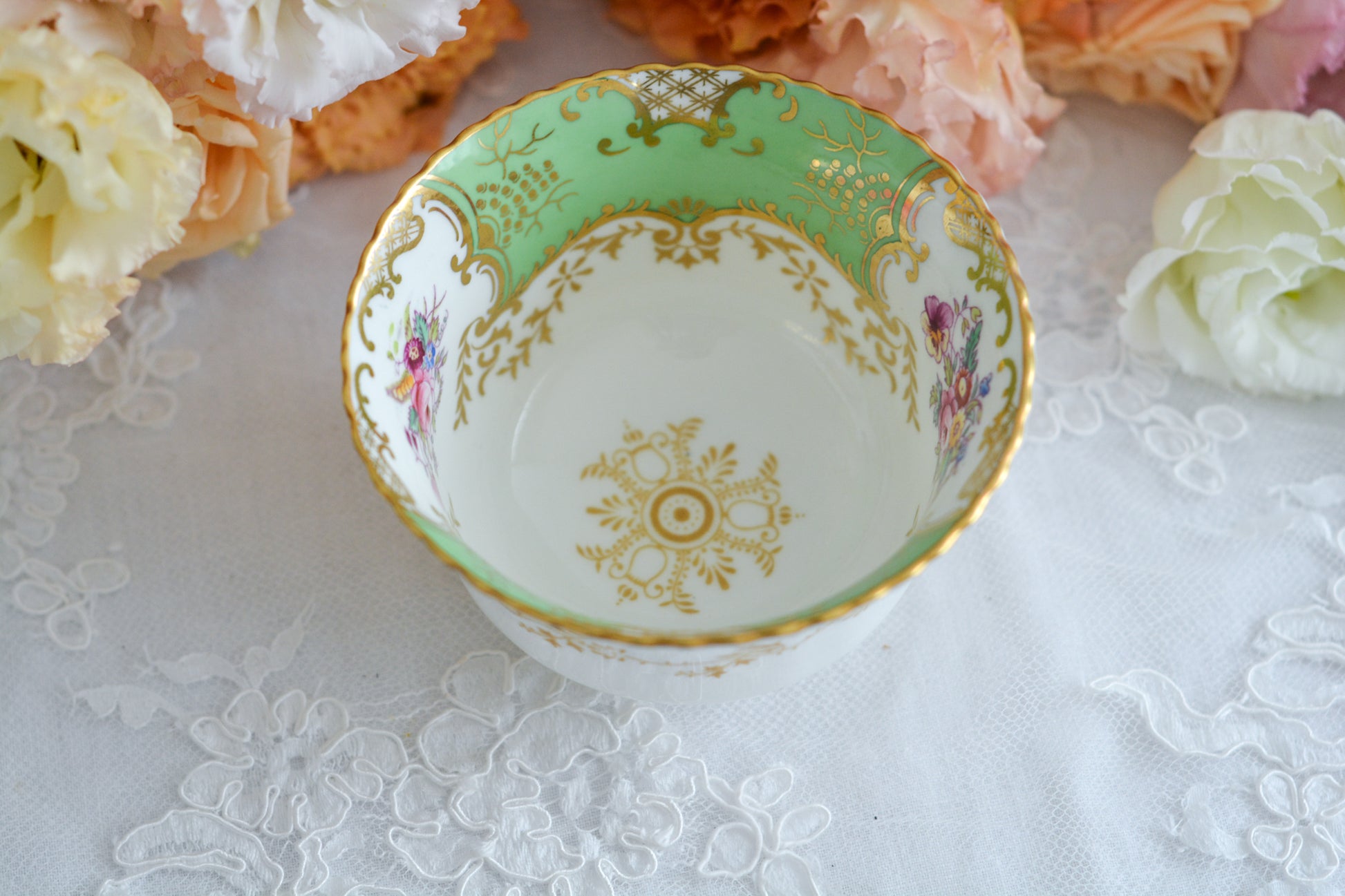 コールポートの人気シリーズのバットウィング。こちらはアップルグリーンが美しいシュガーボウルです。シュガーボウルとしても、チョコレートやキャンディーなどちょっとしたお菓子などを盛り付けても可愛らしいです。同じデザインですが、コバルトブルーと雰囲気が変わりますね。バットウィングシリーズは年々見つけることが困難になっております。こちらはとても状態の良い子で、お探しの方に見つけていただけましたら嬉しいです。