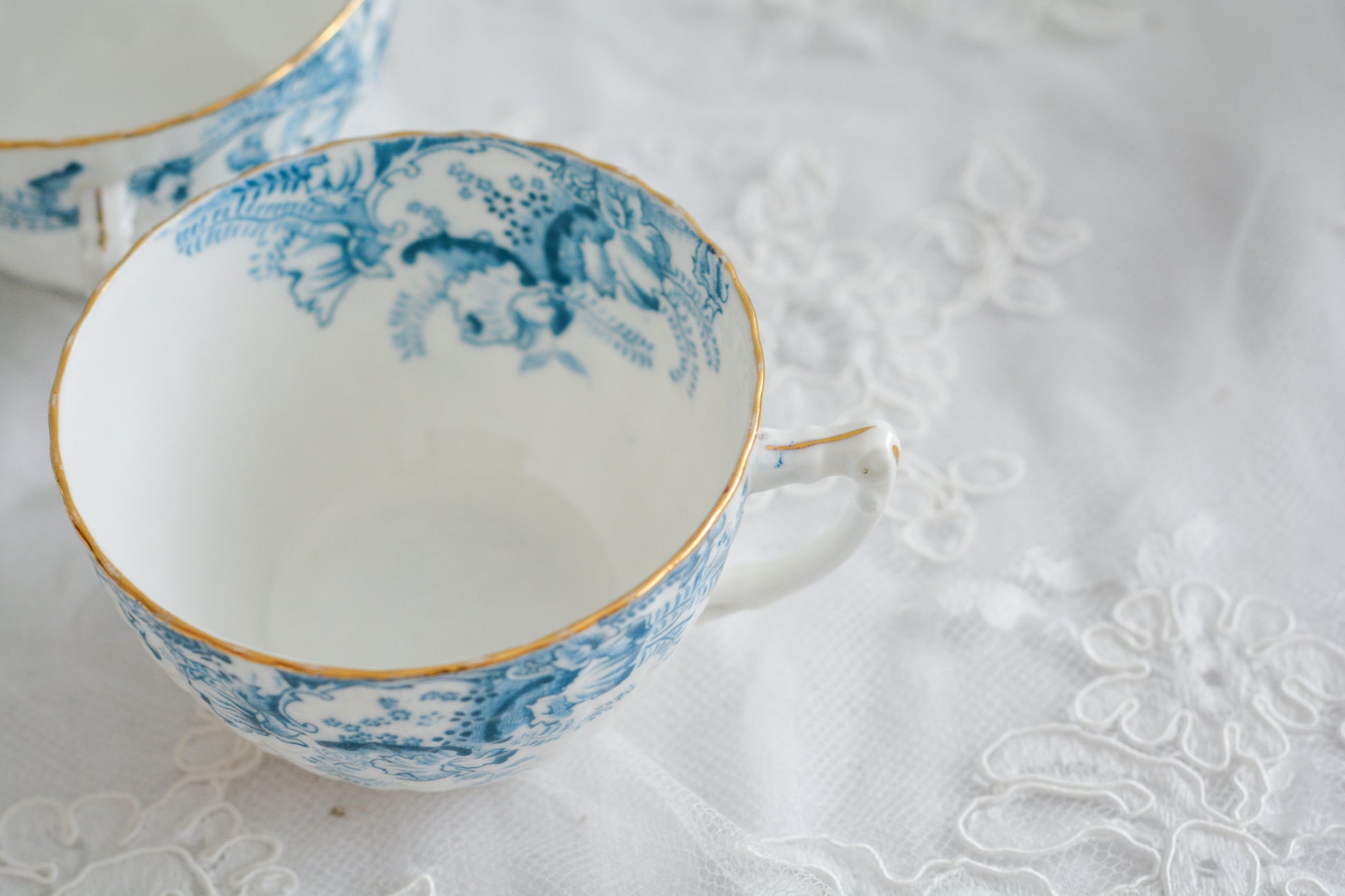 サミュエル・ラドフォードというメーカーの可愛らしいティートリオです。サミュエル・ラドフォードはスタッフォードシャーのメーカーで、1879年から1957年まで創業していました。こちらはブルーの転写模様がとても美しく地模様もとても可愛らしいお品です。同じパターンのミルクジャグ&シュガーボウル、色違いのデザートプレートも別で掲載しています。  こちらは1セットの価格です。全部で6セットあります。状態の良いものからお送りします。