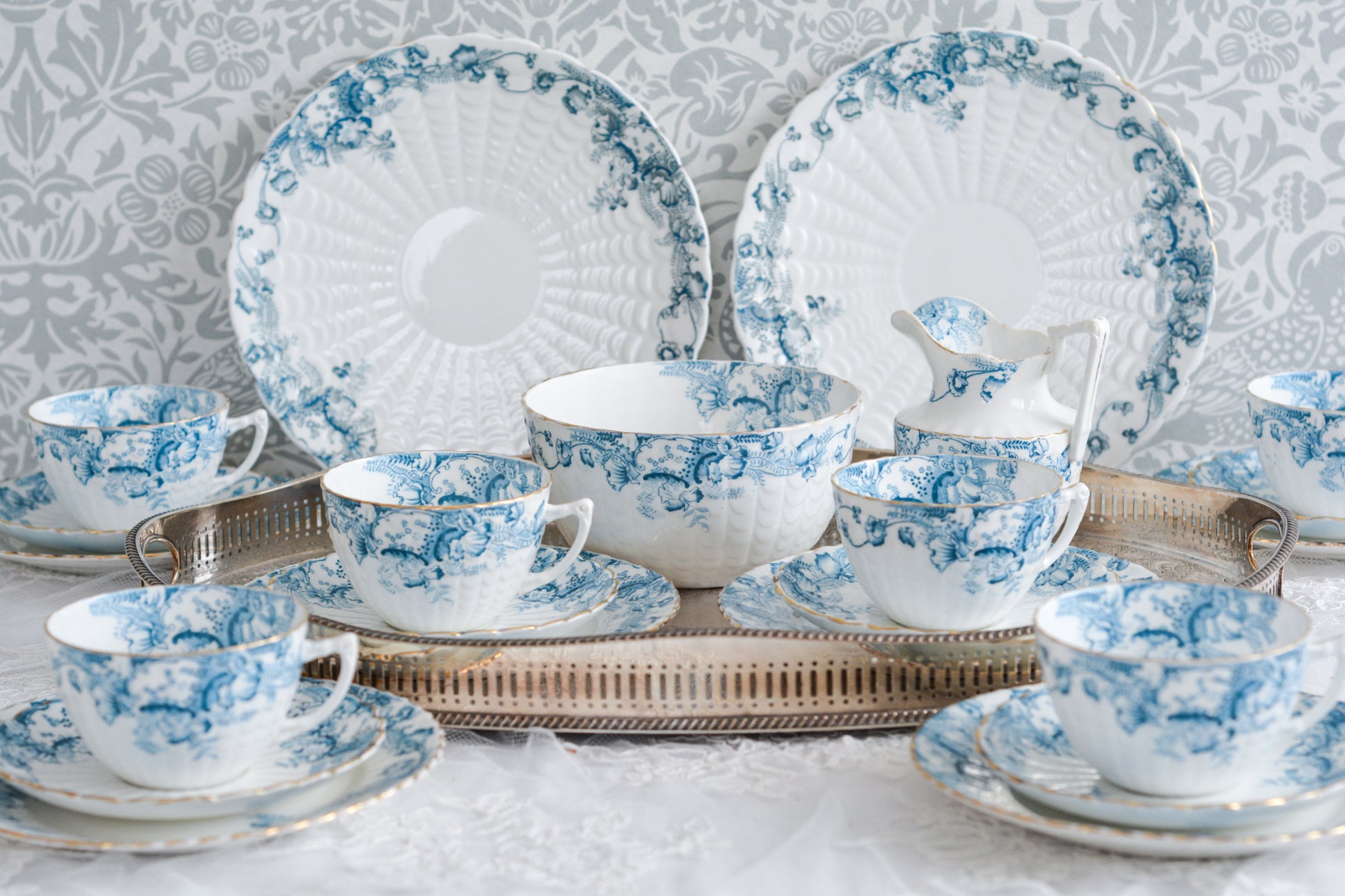 サミュエル・ラドフォードというメーカーの可愛らしいデザートプレートです。サミュエル・ラドフォードはスタッフォードシャーのメーカーで、1879年から1957年まで創業していました。こちらはブルーの転写模様がとても美しく地模様もとても可愛らしいお品です。色違いのティートリオとシュガーボウル&ミルクジャグも別で掲載しています。   こちらは1枚の価格です。全部で2枚在庫がございます。状態の良い方からお送りします。