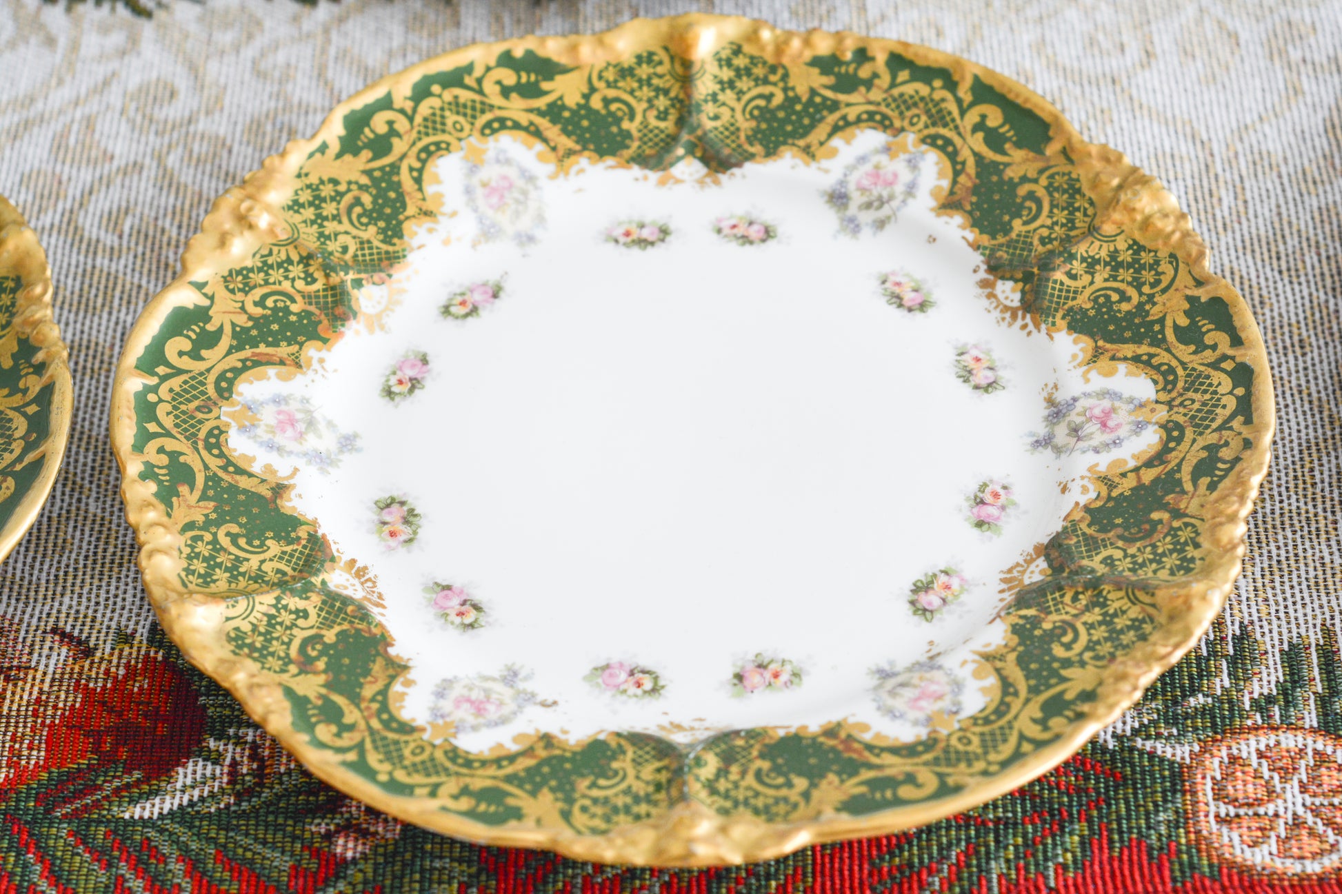 フランスのリモージュのプレートがやってきました。ジャン・プーヤ工房のデザートプレートで、深い緑の縁取りに繊細なタッチのお花がとても美しい1枚です。英国のタッチとはまた違った趣きがあり、エレガントで繊細な雰囲気。クリスマスのテーブルにもぴったりな色合いでテーブルを華やかに盛り上げてくれるプレートです。  こちらは1枚の価格です。クリスマス企画の特別価格になっています。在庫が全部で8枚ございます。状態の良いものから順番にお送りいたします。