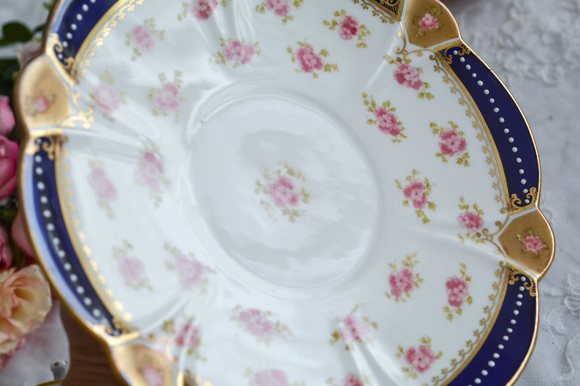 アレートンというメーカーの美しいティートリオです。アレートンは1859年から1942年まで続いたメーカーで、1912年からはコウルドンに買収されました。バックスタンプはコウルドンに引き継がれる以前の物です。美しいコバルトブルーにエナメルのジュールがうってあって、とってもエレガントなティーセットです。カップ&ソーサー、サイドプレート、デザートプレートの4ピースのセットで、お一人分のティータイムにぴったりです。