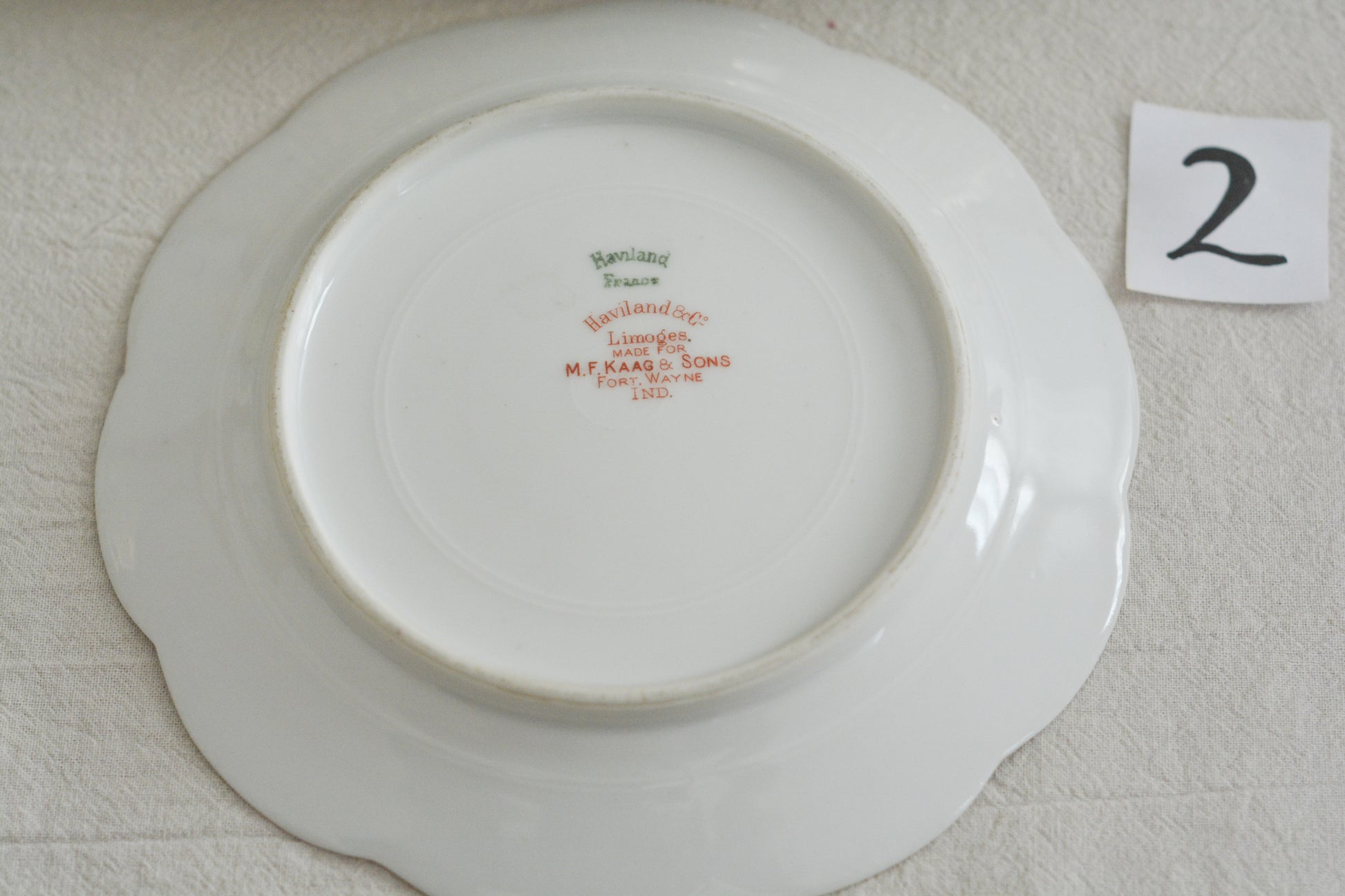 フランスのリモージュ、アビランドのティートリオです。 淡いタッチのお花がとっても可愛らしいです。柔らかで優しげな印象で、癒しのティータイムの時間を過ごせそうですね。これから春のティータイムにもぴったりです。こちらは在庫が2セットございます。ティートリオ①、ティートリオ②からお選びください。