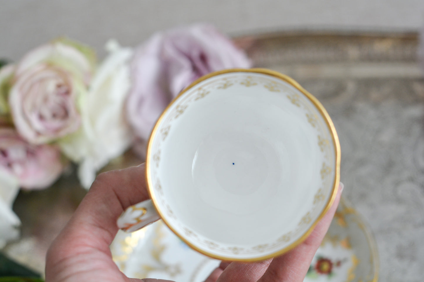 トゥルートリオは、ティーカップ、コーヒーカップ、ソーサーのセットで1800年代中頃まではトリオといえばトゥルートリオが主流でした。こちらはバックスタンプなどはないのですが、ソーサーの裏面にうっすらとMINTONと確認できます。美しいハンドペイントの絵付けはさすがミントン。ミントンの絵付けは繊細で優しいタッチですね。リングハンドルもエレガントです。とても状態の良いお品で、紅茶もコーヒーもお楽しみいただけます。素敵なティータイムをお過ごしください。