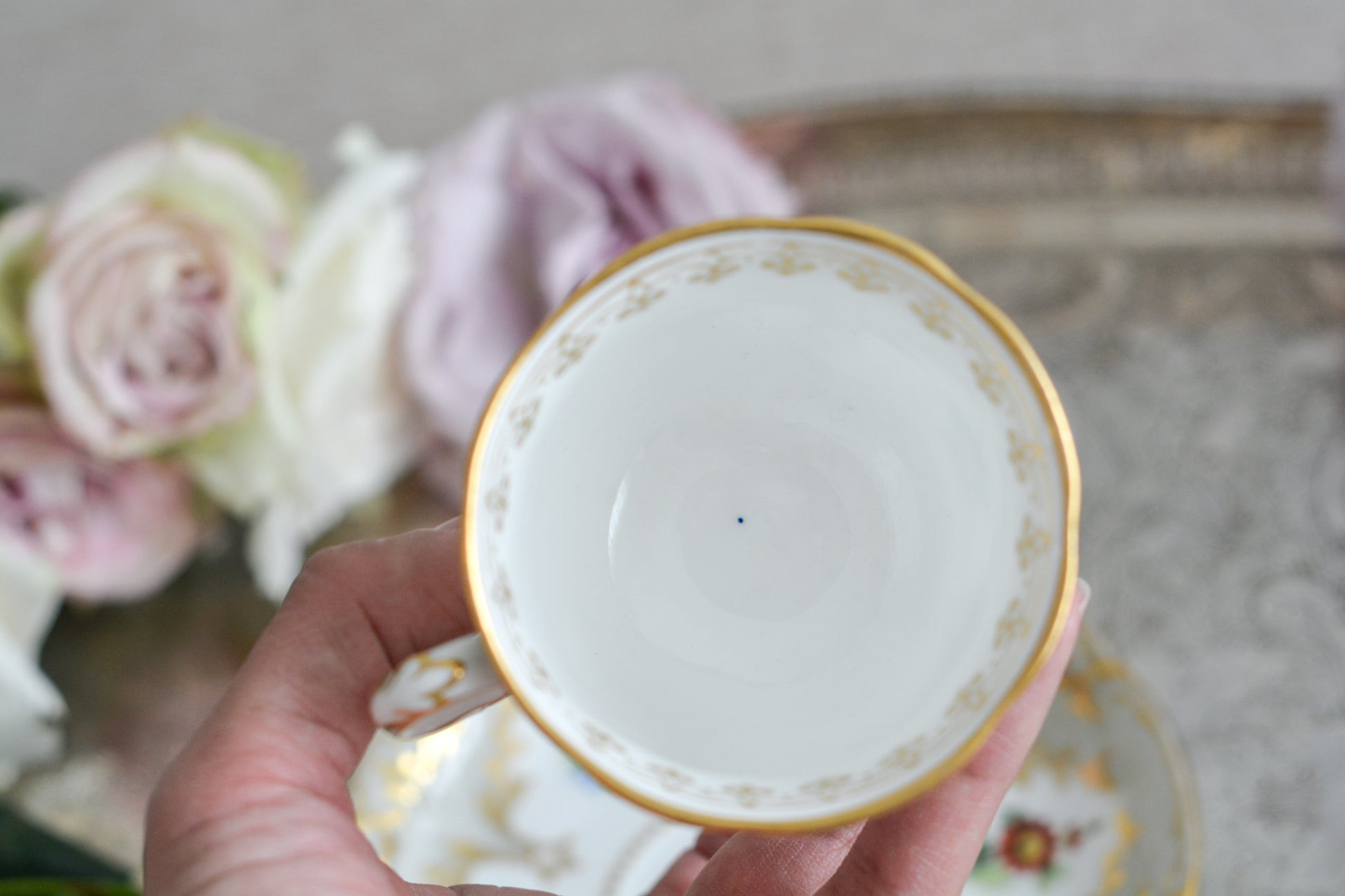 トゥルートリオは、ティーカップ、コーヒーカップ、ソーサーのセットで1800年代中頃まではトリオといえばトゥルートリオが主流でした。こちらはバックスタンプなどはないのですが、ソーサーの裏面にうっすらとMINTONと確認できます。美しいハンドペイントの絵付けはさすがミントン。ミントンの絵付けは繊細で優しいタッチですね。リングハンドルもエレガントです。とても状態の良いお品で、紅茶もコーヒーもお楽しみいただけます。素敵なティータイムをお過ごしください。