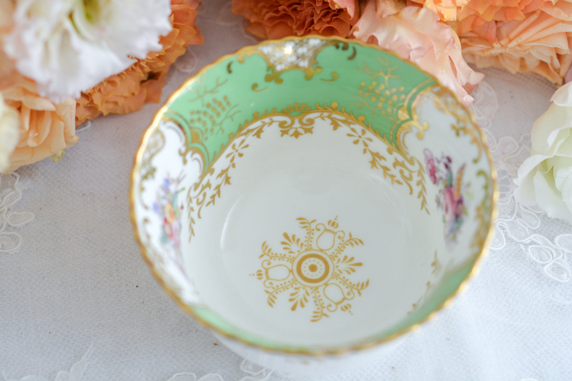 コールポートの人気シリーズのバットウィング。こちらはアップルグリーンが美しいシュガーボウルです。シュガーボウルとしても、チョコレートやキャンディーなどちょっとしたお菓子などを盛り付けても可愛らしいです。同じデザインですが、コバルトブルーと雰囲気が変わりますね。バットウィングシリーズは年々見つけることが困難になっております。こちらはとても状態の良い子で、お探しの方に見つけていただけましたら嬉しいです。