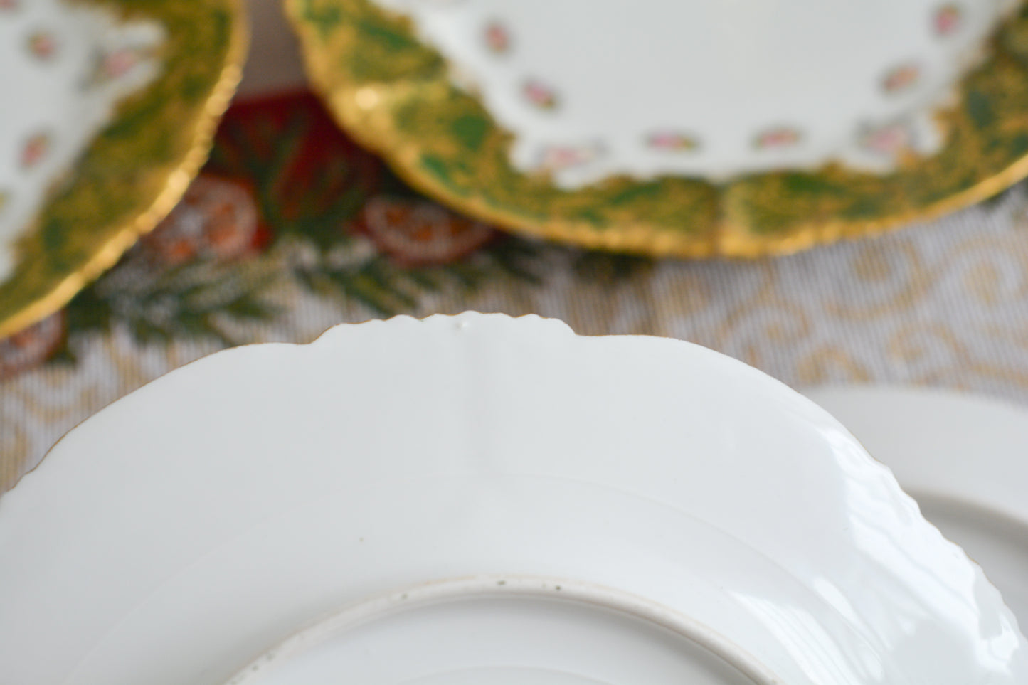 フランスのリモージュのプレートがやってきました。ジャン・プーヤ工房のデザートプレートで、深い緑の縁取りに繊細なタッチのお花がとても美しい1枚です。英国のタッチとはまた違った趣きがあり、エレガントで繊細な雰囲気。クリスマスのテーブルにもぴったりな色合いでテーブルを華やかに盛り上げてくれるプレートです。  こちらは1枚の価格です。クリスマス企画の特別価格になっています。在庫が全部で8枚ございます。状態の良いものから順番にお送りいたします。