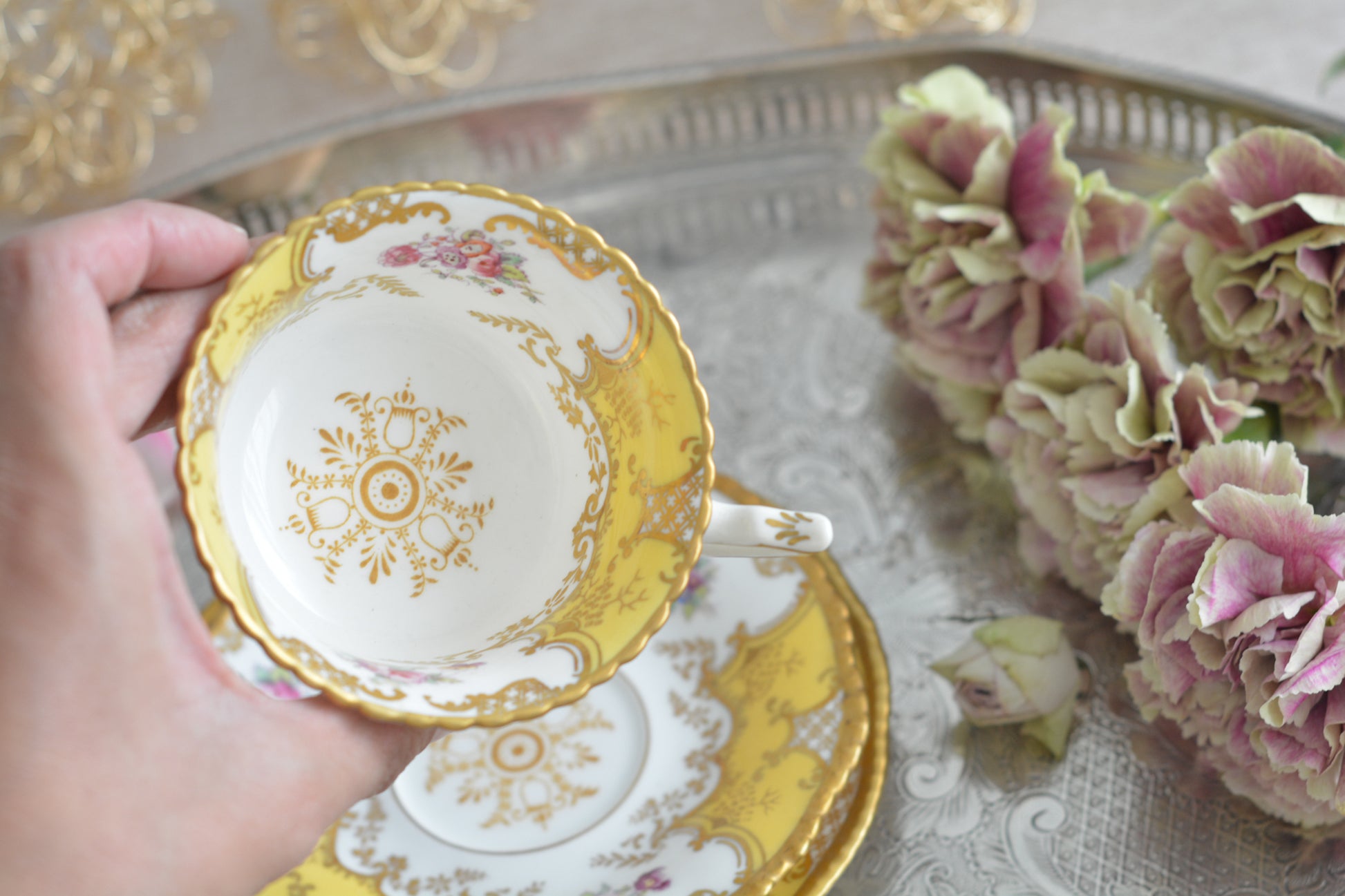 コールポートの人気シリーズ、バットウィングシリーズ。レアカラーのイエローカラーのトリオです。イエローのバットウィングは、鮮やかなイエローカラーが美しく、とても華やかな印象です。最近はバットウィングシリーズは探すことがより困難になっております。残念ながらカップにヒビが入っている為に観賞用となっております。(水漏れしたり、カップ自体が割れてしまう可能性があるため、カップに紅茶などを入れることは難しいです)ソーサーとサイドプレートはとても良い状態です。カップにヒビはあるものの観賞用としては大変美しく、貴重なお品です。ぜひコレクションとしてこのカップをお楽しみください。