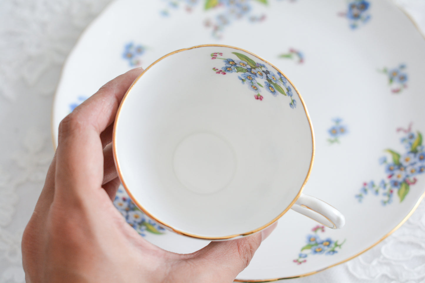 タスカンの勿忘草が大変可愛らしいテニスセットです。勿忘草がモチーフのヴィンテージ食器は色々なメーカーで作られています。このタスカンのトリオの勿忘草はとても優しい雰囲気ですね。テニスセットはソーサーがプレートと一体化している形のセットで、20世紀初め頃からスポーツ観戦時にビスケットなどのお菓子と紅茶を楽しむために作られました。主にテニスを観戦する際に重宝されたので、テニスセットと呼ばれるようになりました。気軽に紅茶とお菓子を楽しめる便利なセットです。